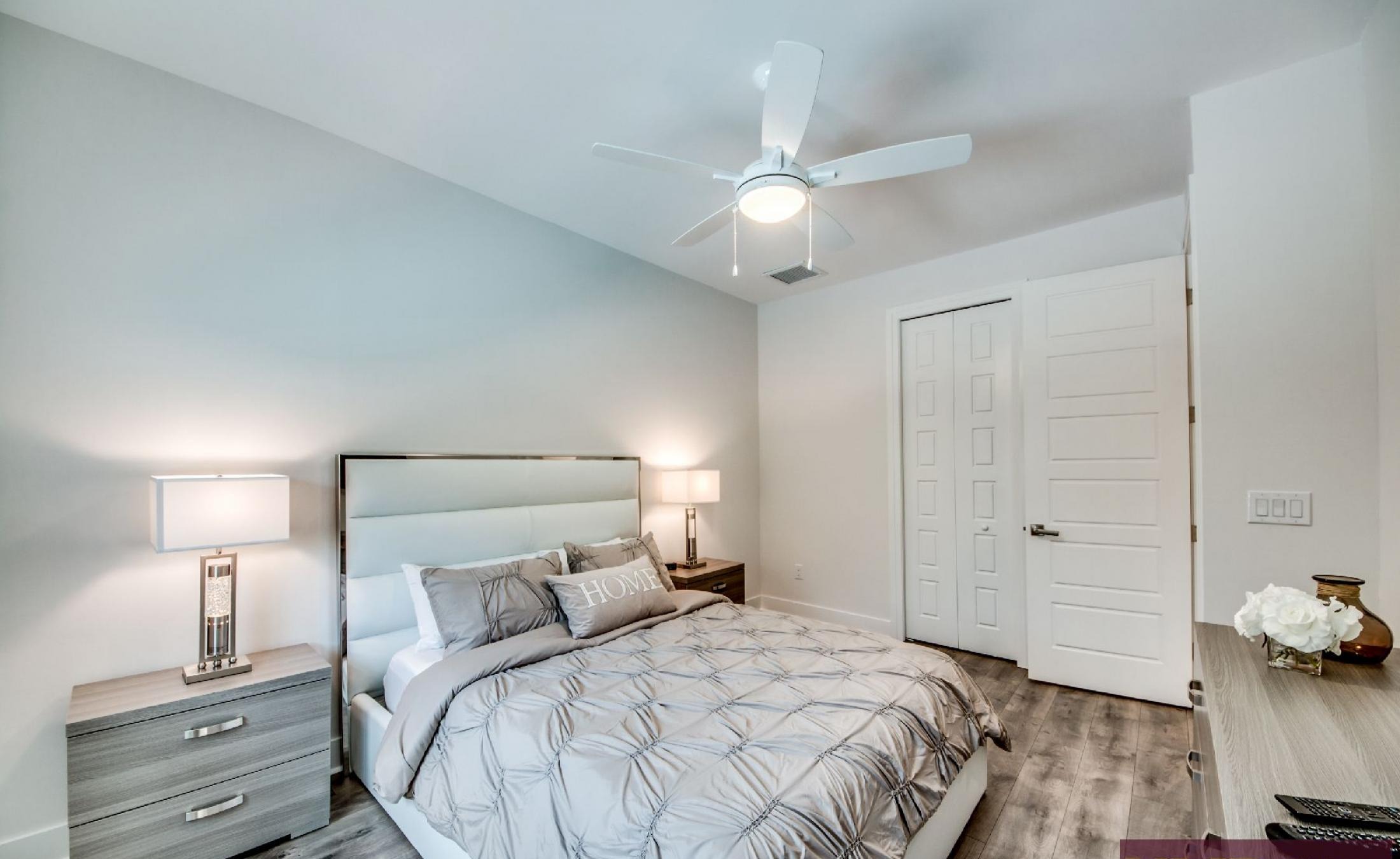 Helles Wohnzimmer mit Sofa und offenem Wohnbereich.