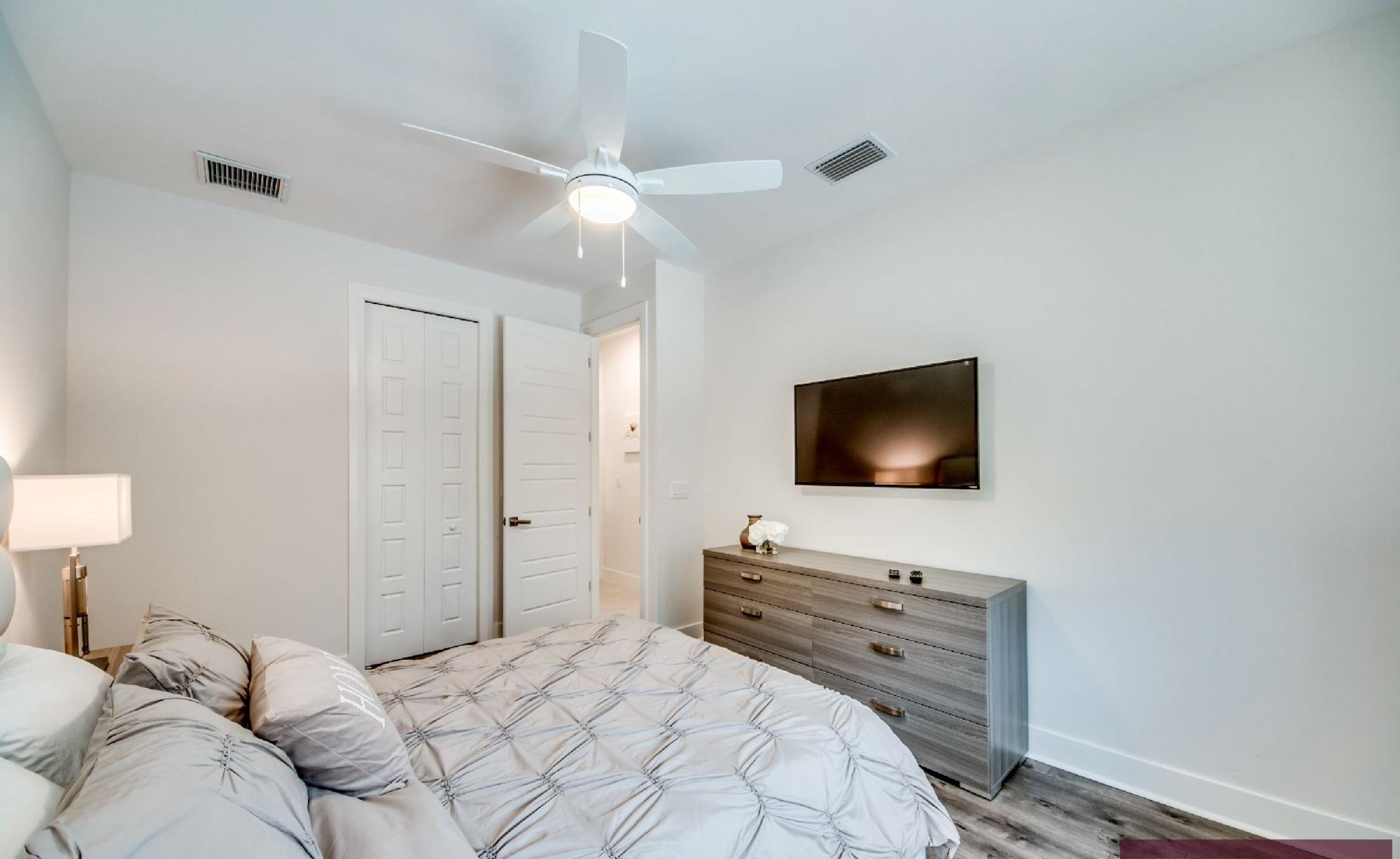 Heller Wohnbereich mit Sofa und offenem Grundriss.