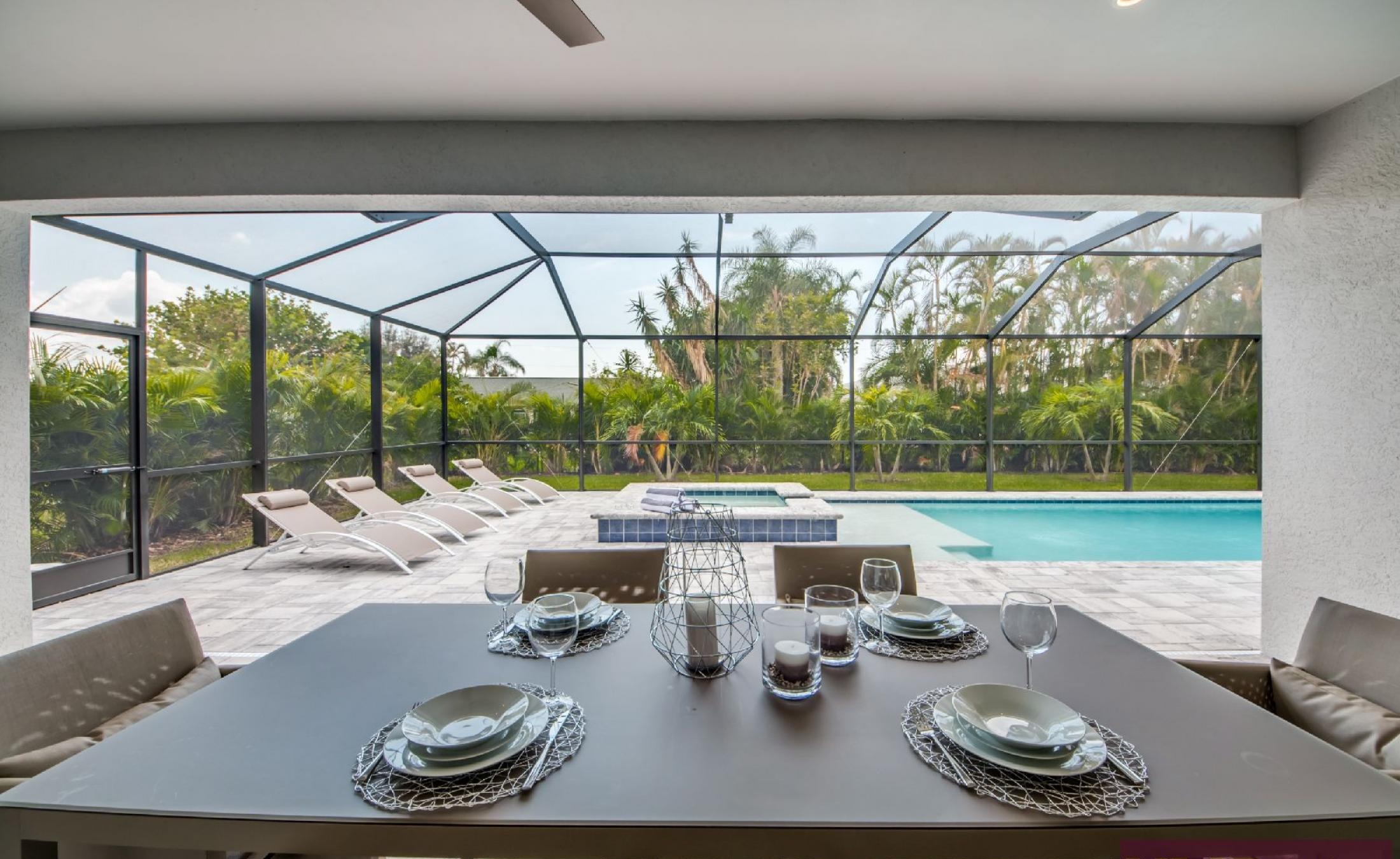 Heller Wohnbereich mit gemütlicher Sitzecke und offenem Grundriss.