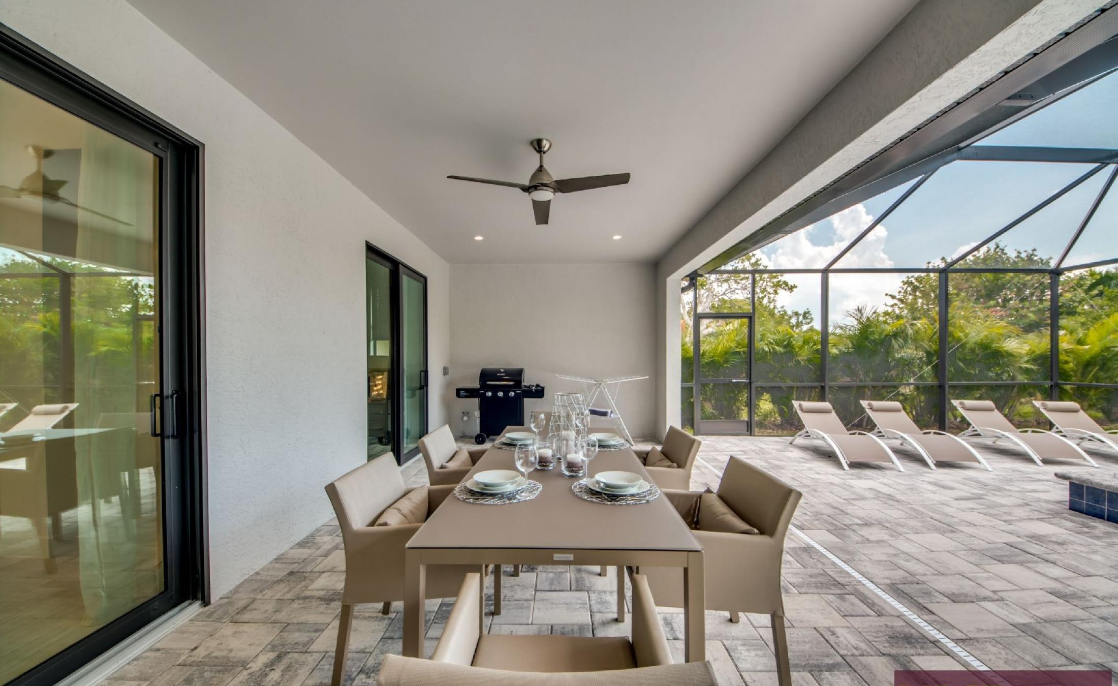 Heller Wohnbereich mit gemütlicher Sofaecke und offenem Grundriss.