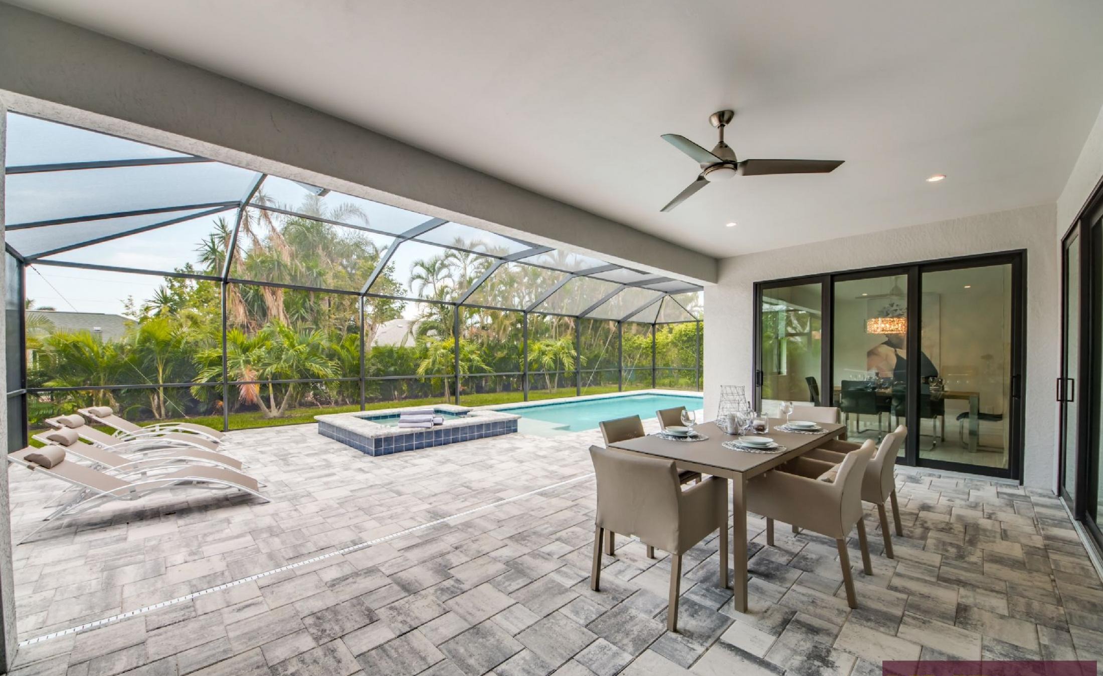 Helles Wohnambiente mit Blick auf den Poolbereich.