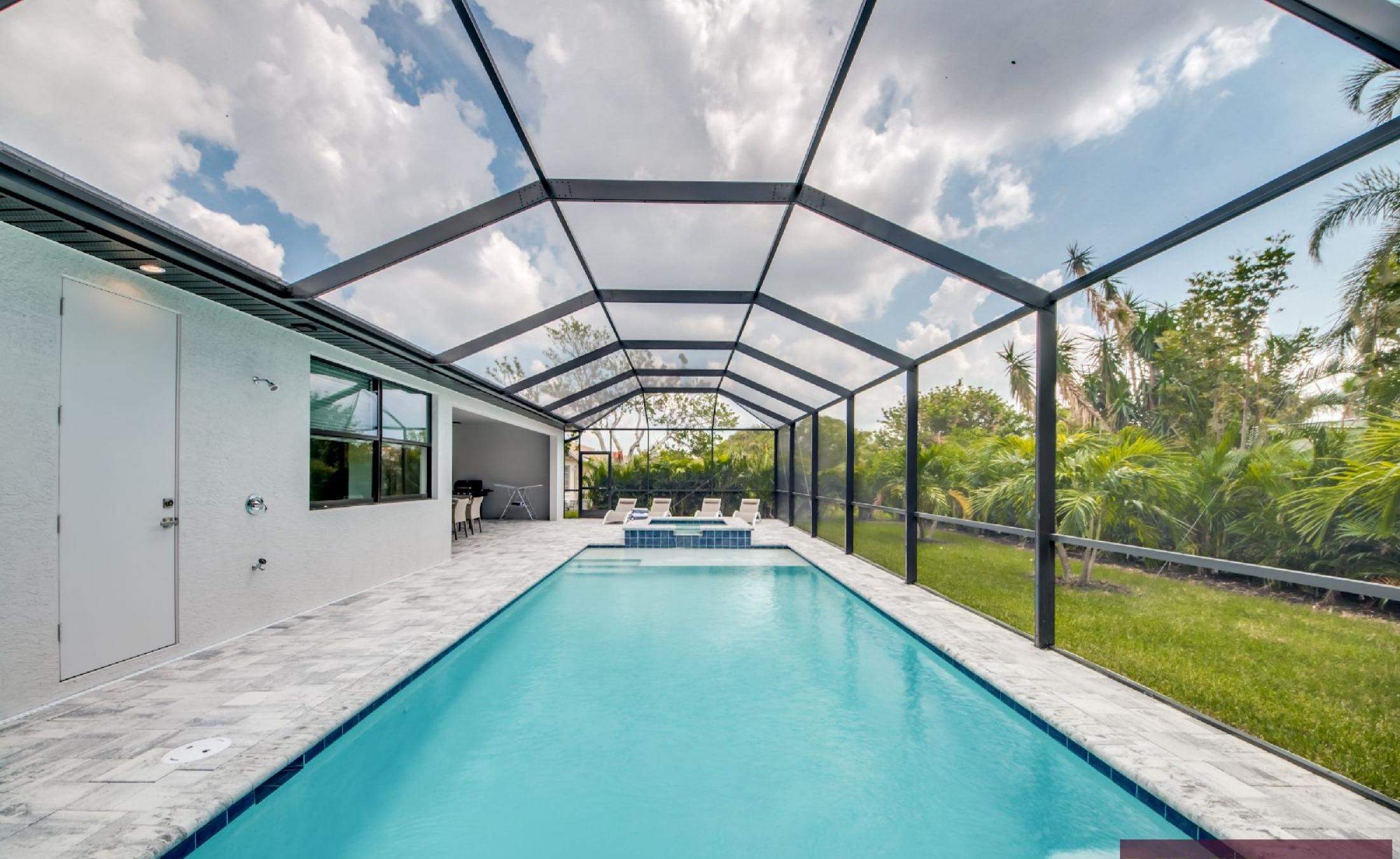 Helles Wohnzimmer mit gemütlicher Sitzecke und offenem Wohnbereich.