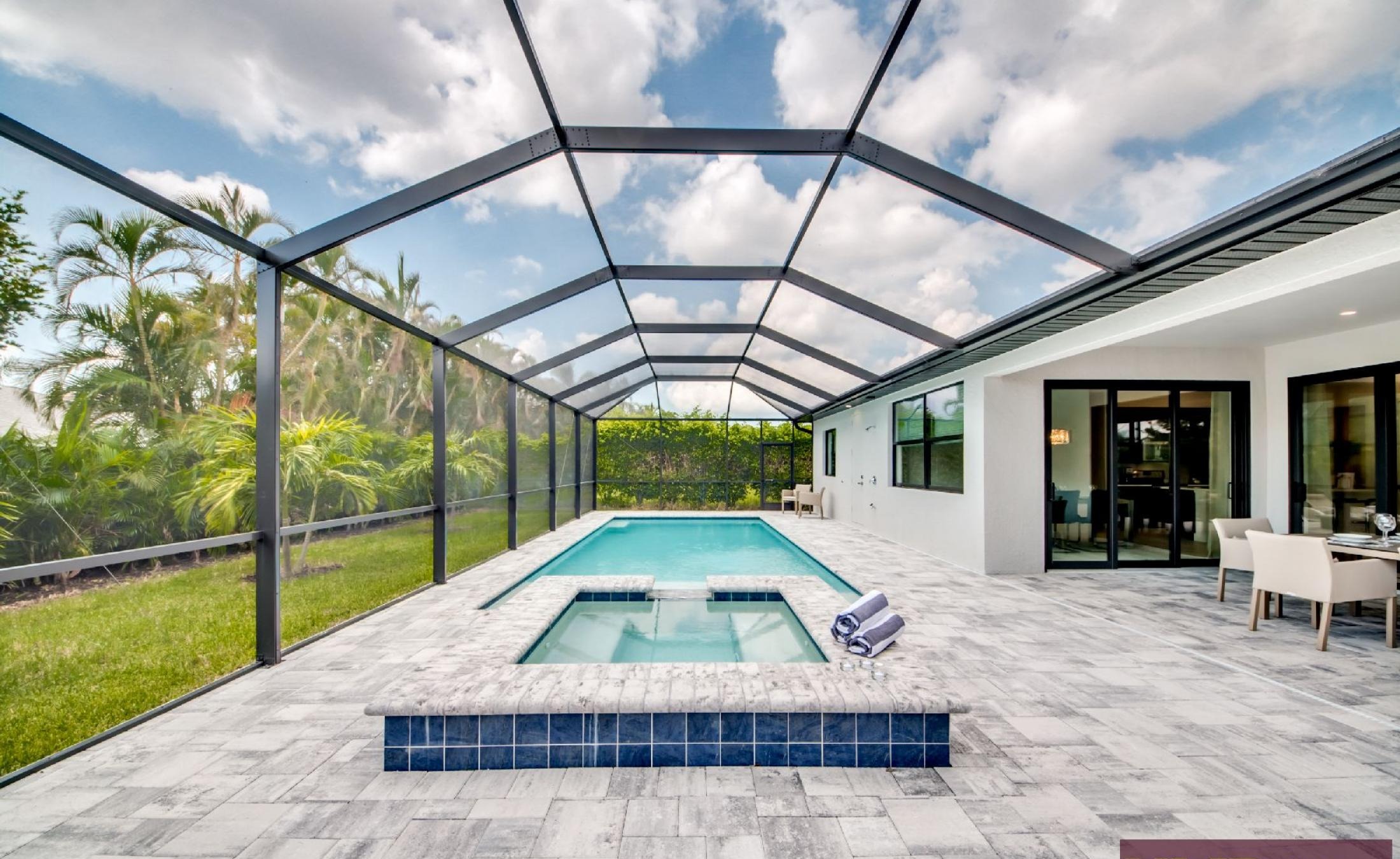 Helles Wohnzimmer mit gemütlicher Sitzgruppe und TV.