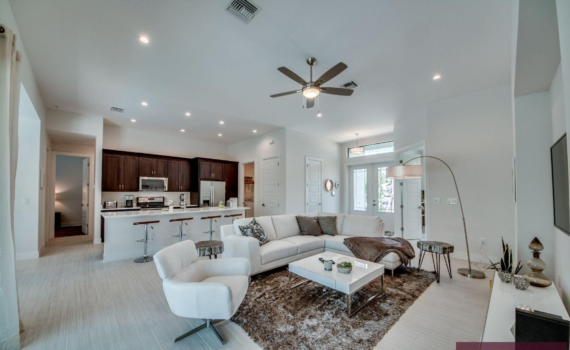 Helles Wohnzimmer mit Sofa und offenem Wohnbereich.