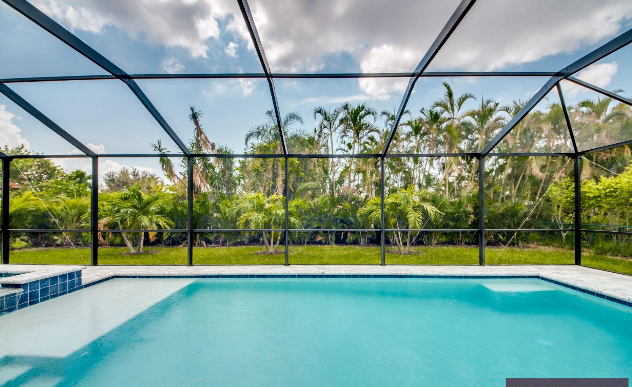 Helles Wohnzimmer mit gemütlicher Sofaecke und offenem Wohnbereich.