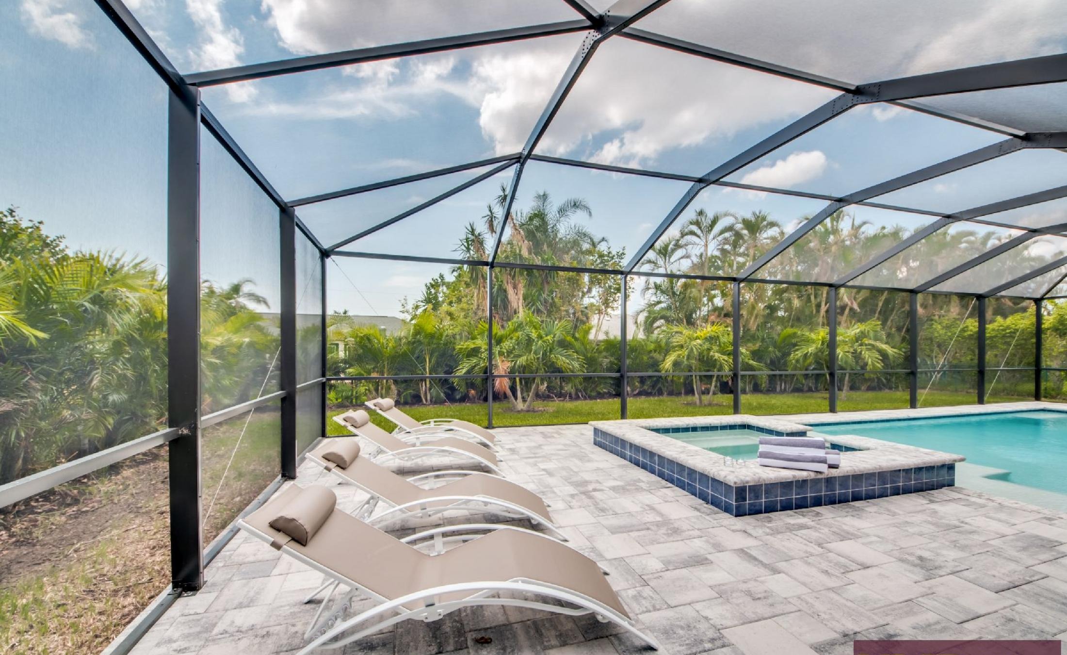 Sonnenterrasse mit beheiztem Pool und Spa.