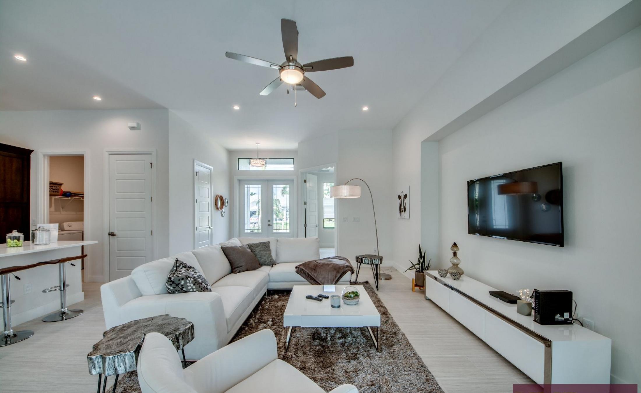 Helles Wohnzimmer mit gemütlicher Sofaecke und offenem Wohnbereich.