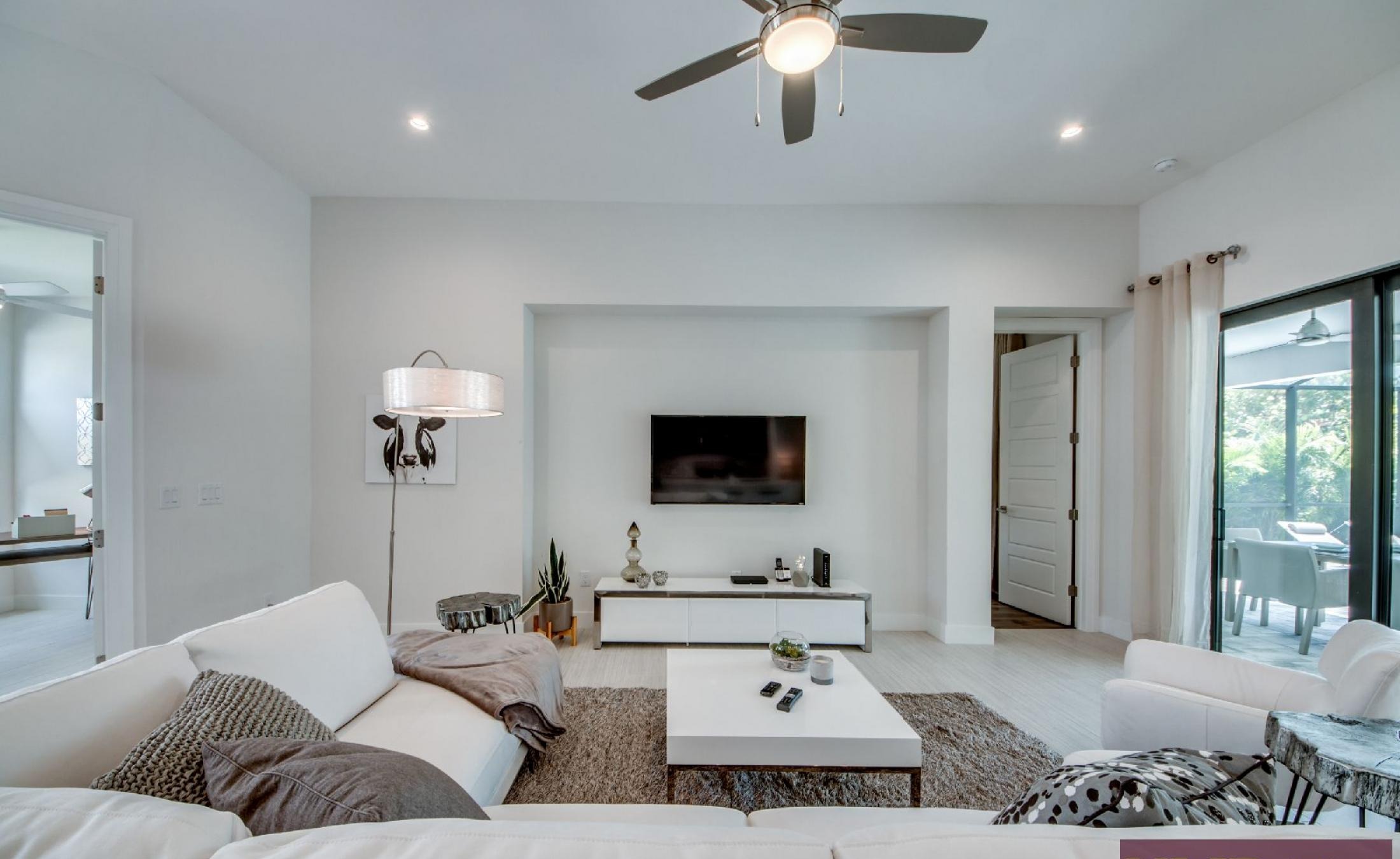 Heller Wohnbereich mit gemütlicher Sofaecke und offenem Grundriss.