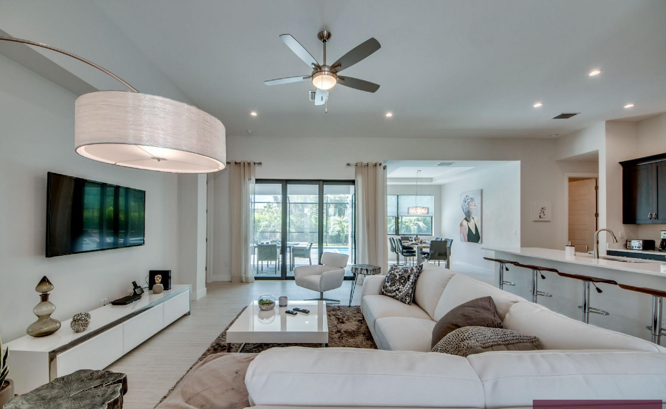 Heller Wohnbereich mit Sofa und offenem Grundriss.