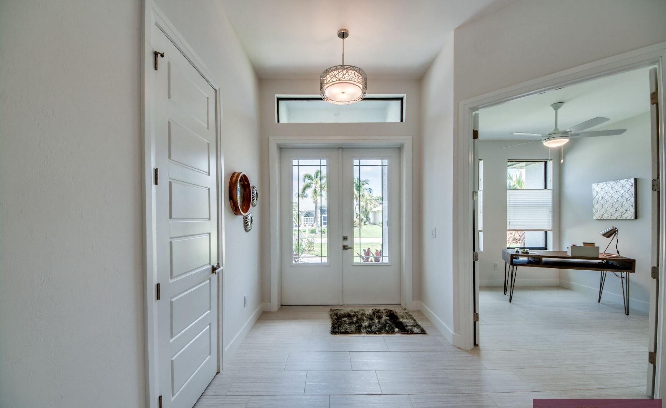 Heller Wohnbereich mit Sofa und offenem Grundriss.