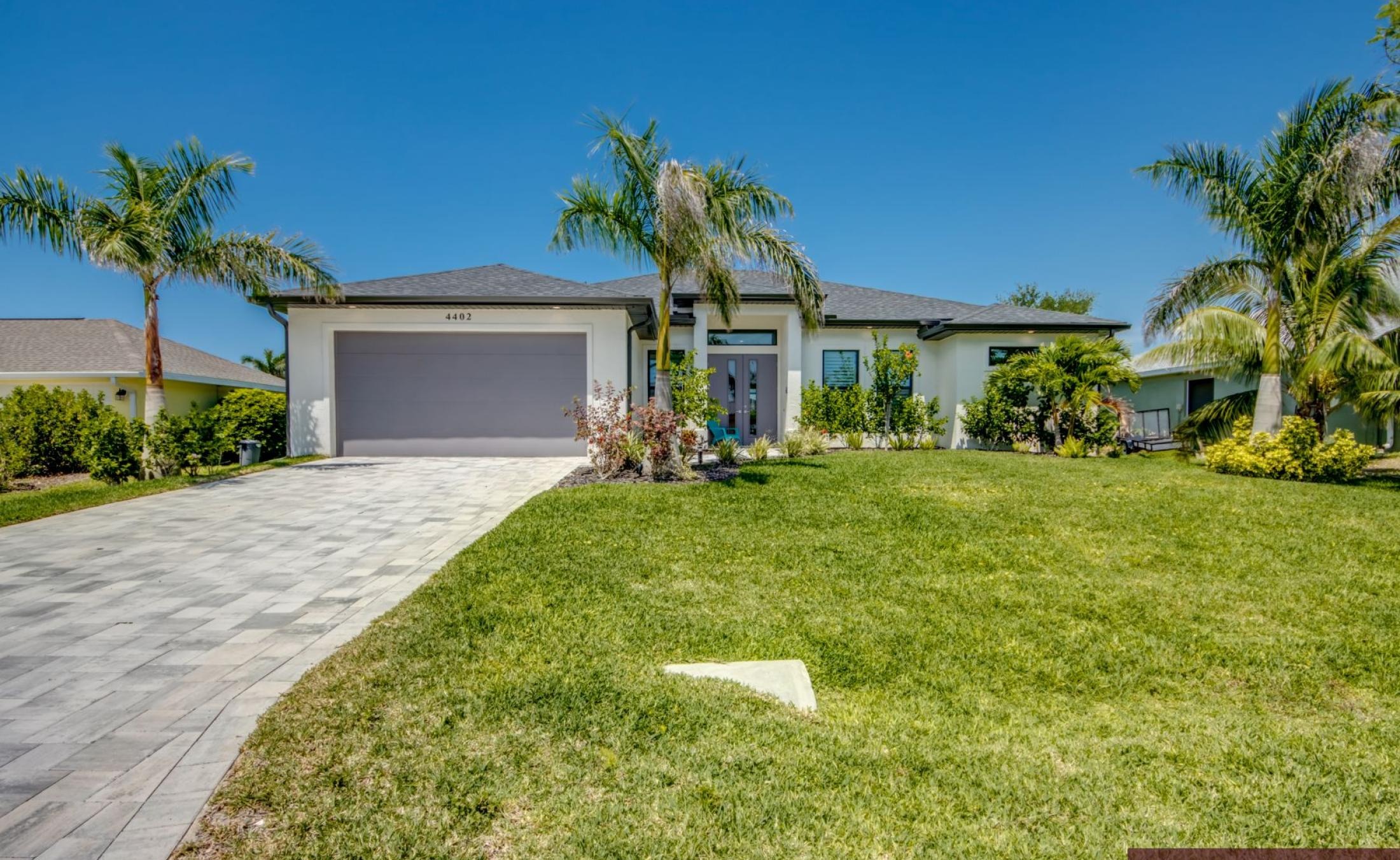 Moderne Neubau-Villa mit beheiztem Pool und großzügigem Pooldeck in Cape Coral.