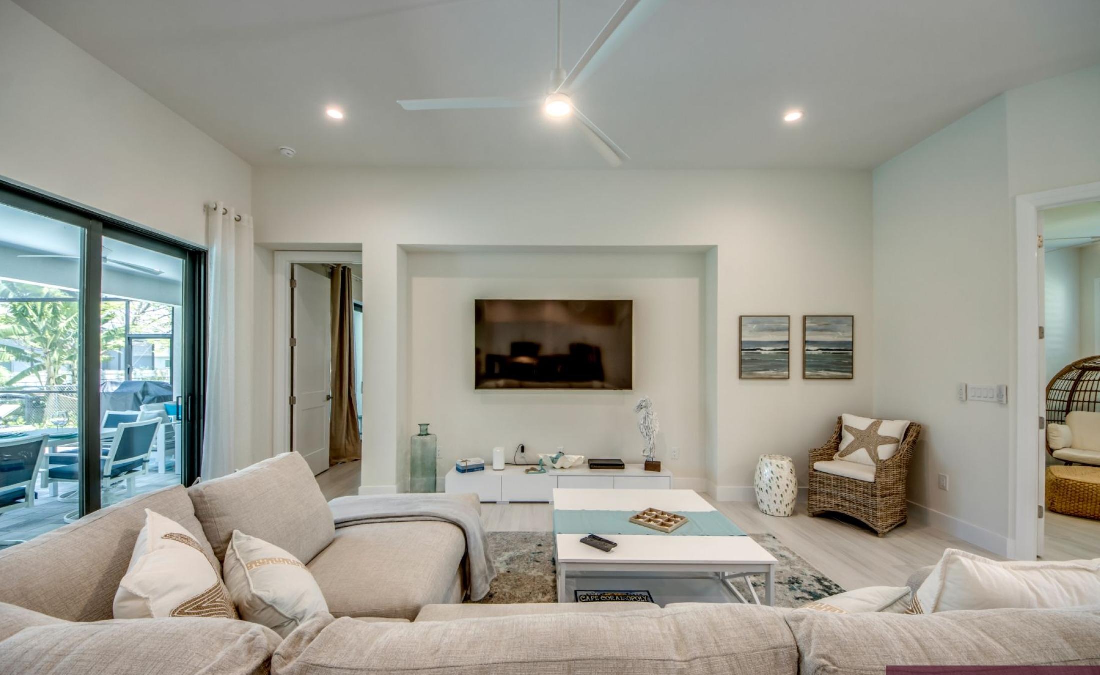 Moderne Neubau-Villa mit elektrisch beheiztem Pool und großzügigem Pooldeck.