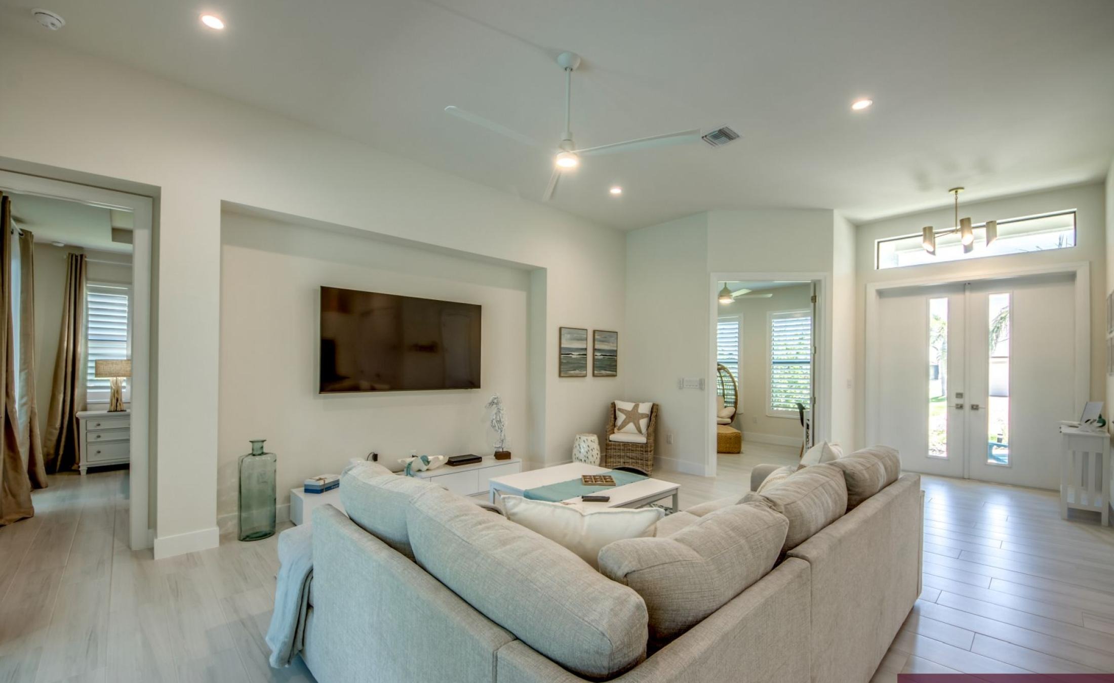 Moderne Neubau-Villa in SW Cape Coral mit beheiztem Pool und großzügigem Pooldeck in Westlage.