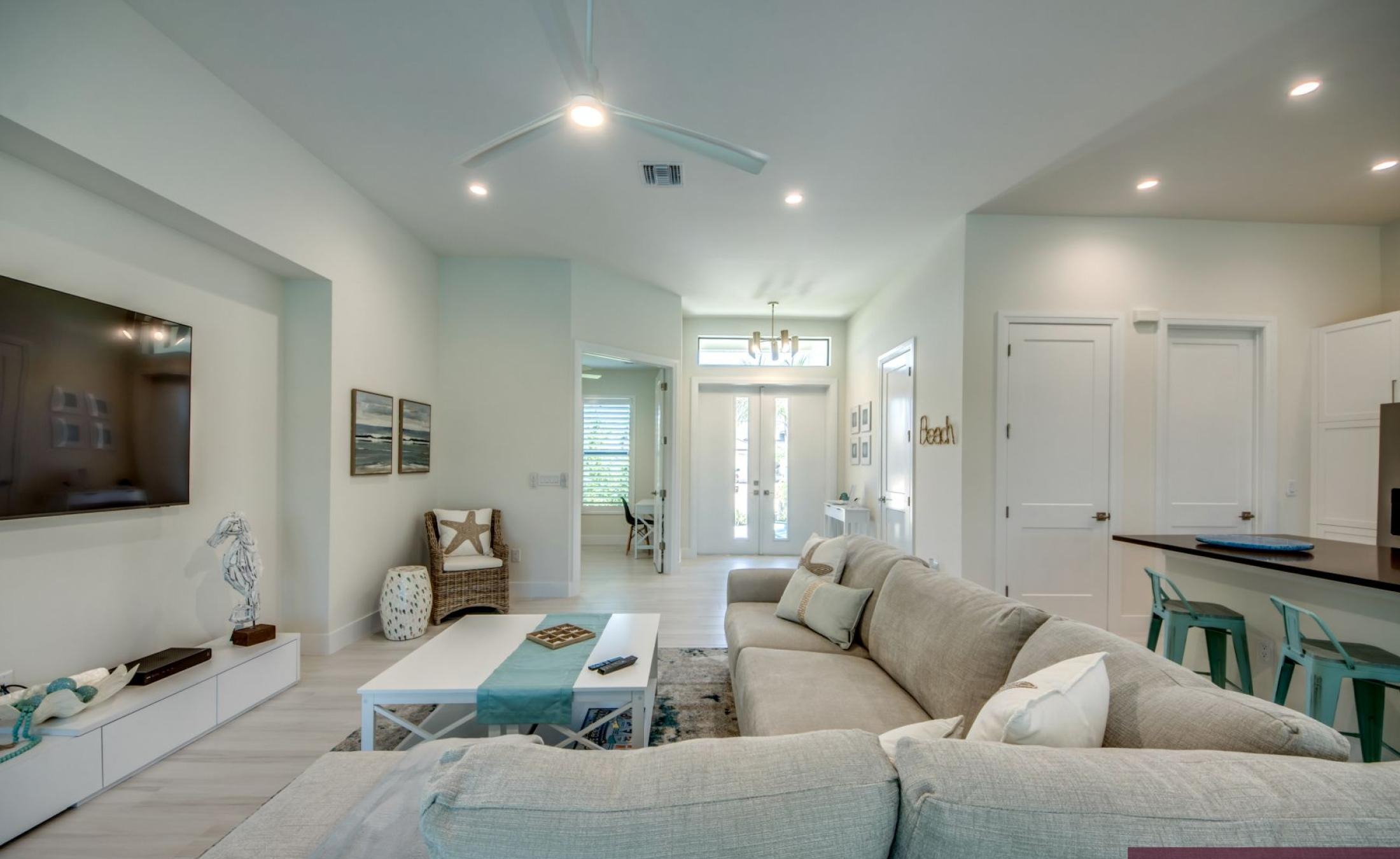 Moderne Villa in Cape Coral mit beheiztem Pool und großzügigem Pooldeck.