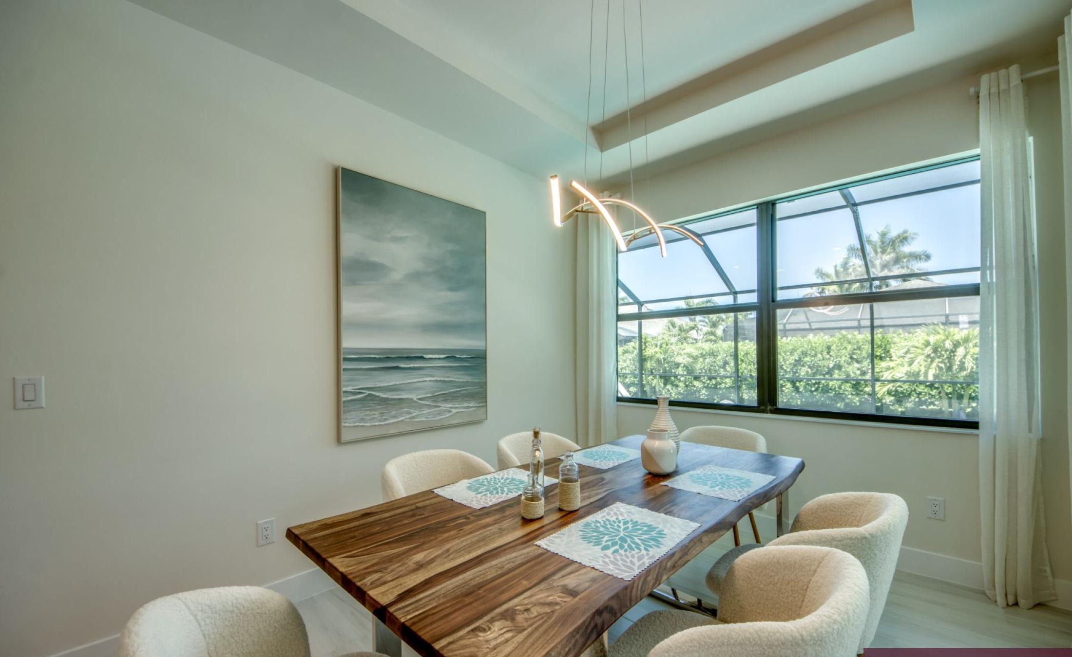 Moderne Neubau-Villa mit beheiztem Pool und großzügigem Pooldeck in Westausrichtung.