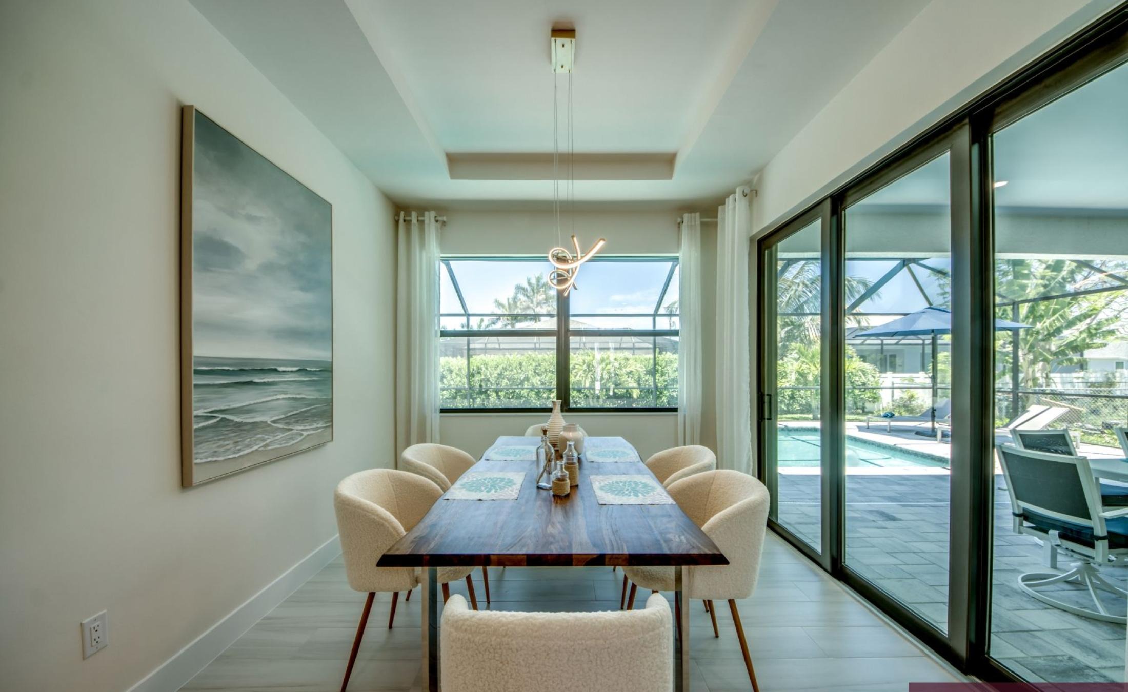 Moderne Neubau-Villa mit beheiztem Pool und großzügigem Pooldeck in Cape Coral.