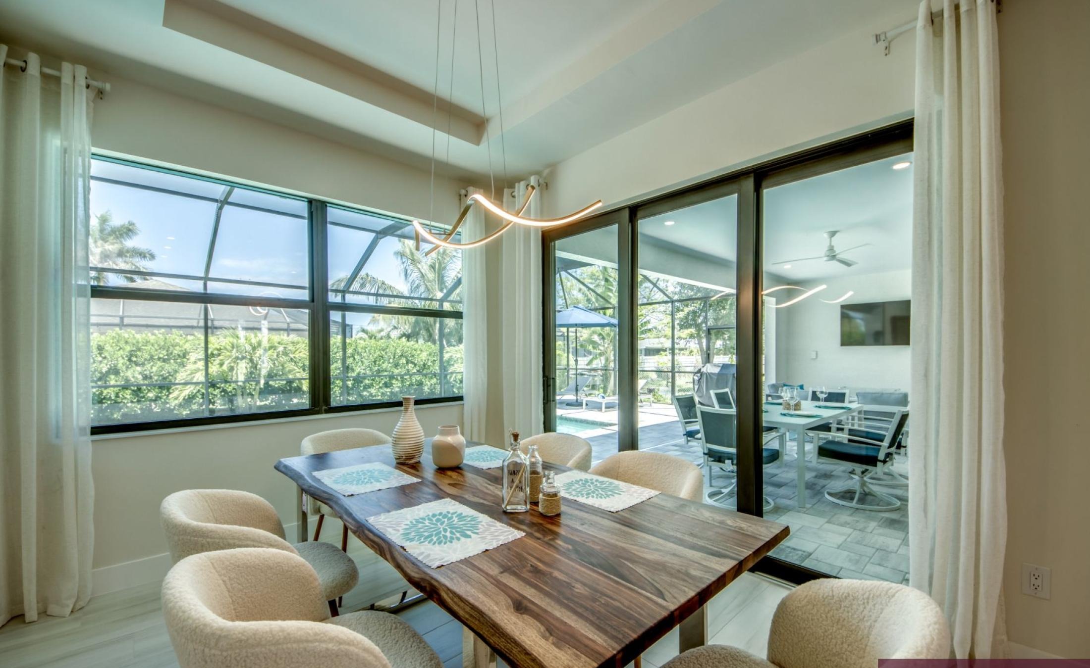 Moderne Neubau-Villa mit beheiztem Pool und großzügigem Pooldeck.