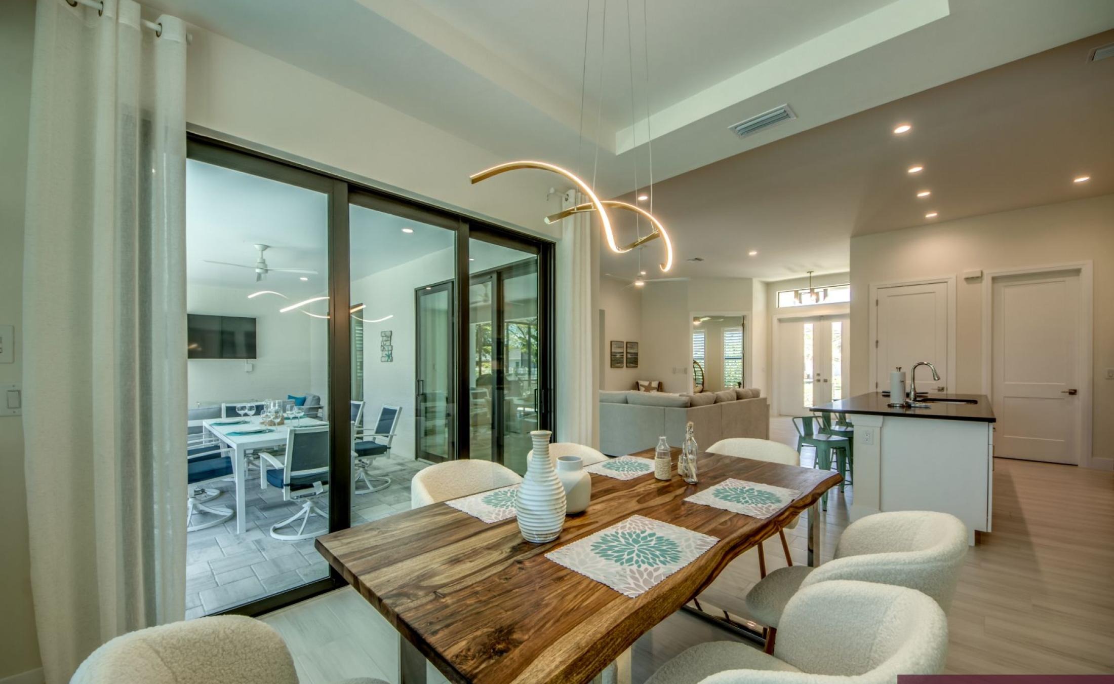 Moderne Neubau-Villa in SW Cape Coral mit beheiztem Pool und Westausrichtung.