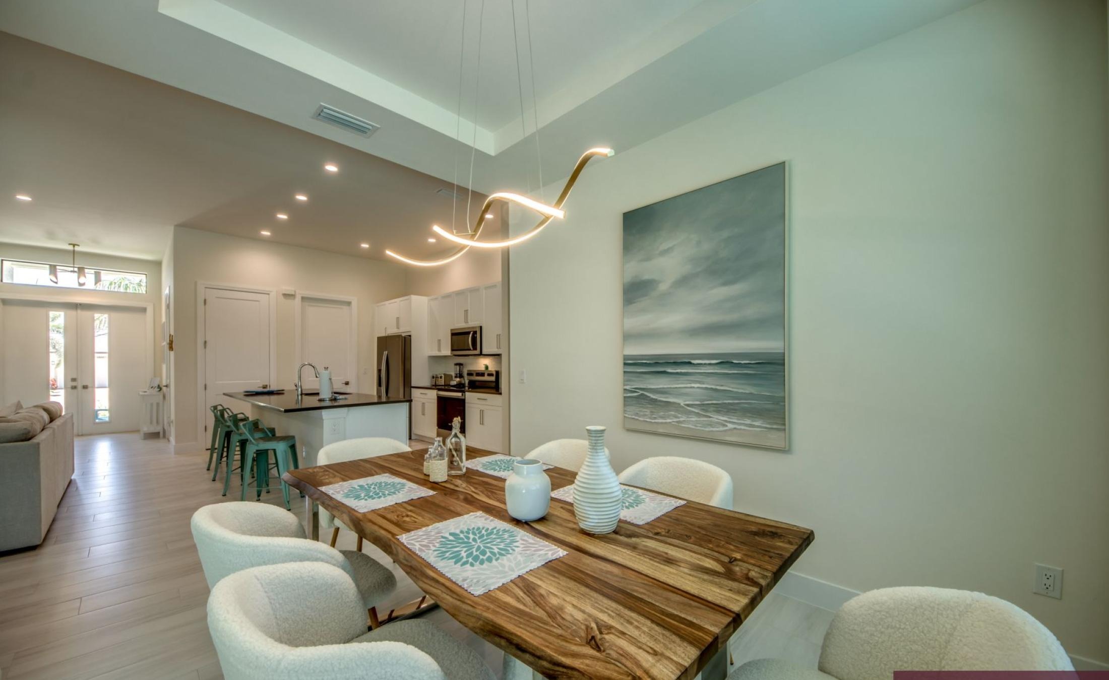 Moderne Neubau-Villa in Cape Coral mit beheiztem Pool und großzügigem Pooldeck bei Sonnenuntergang.