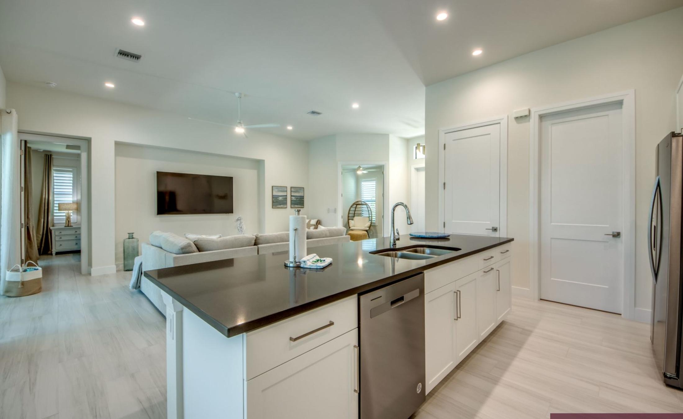 Moderne Neubau-Villa in Cape Coral mit beheiztem Pool und großzügigem Pooldeck bei Sonnenuntergang.