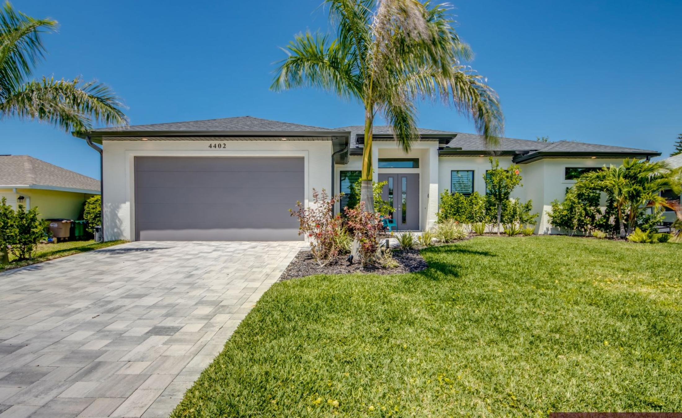 Moderne Neubau-Villa mit beheiztem Pool und großzügigem Pooldeck in Cape Coral.
