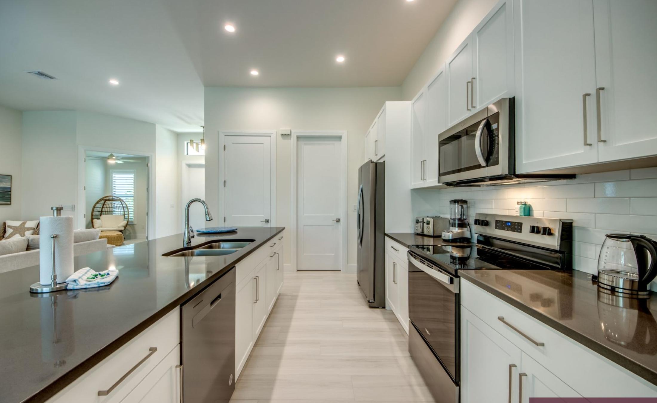 Moderne Neubau-Villa mit beheiztem Pool und großzügigem Pooldeck in SW Cape Coral.