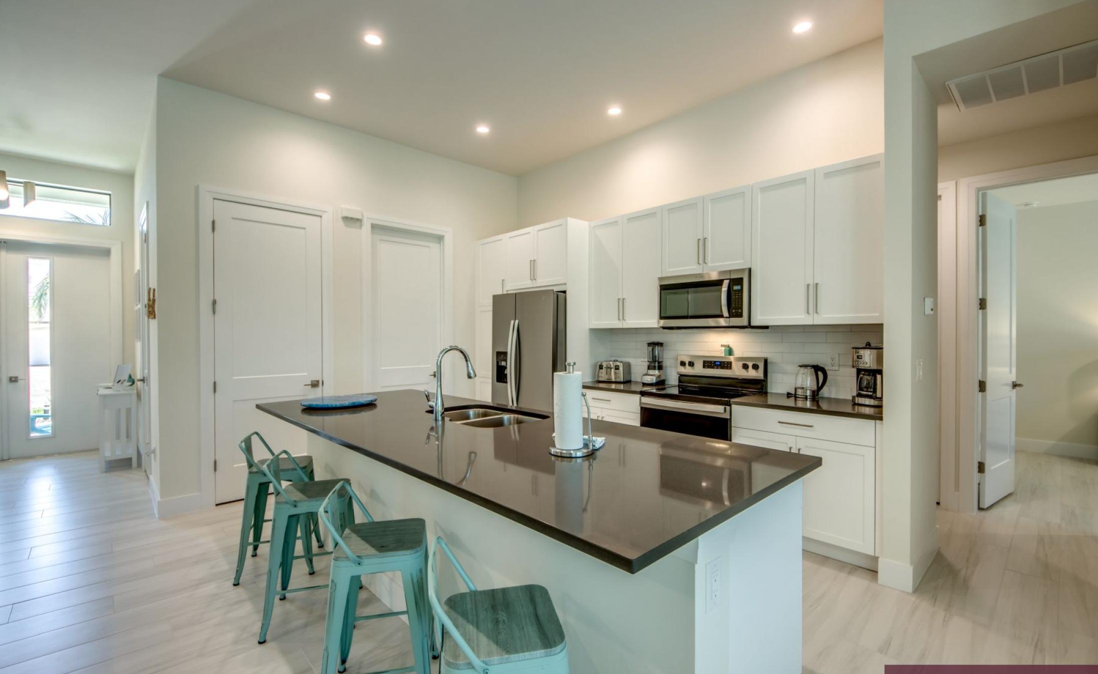 Moderne Neubau-Villa mit beheiztem Pool und großzügigem Pool-Deck in Cape Coral.