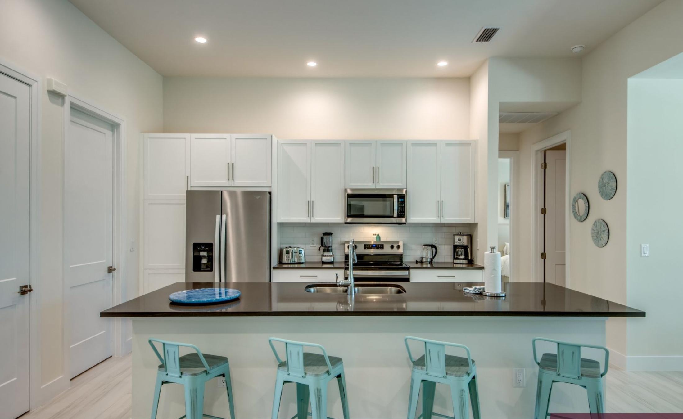 Moderne Neubau-Villa mit beheiztem Pool und großzügigem Pooldeck bei Sonnenuntergang.