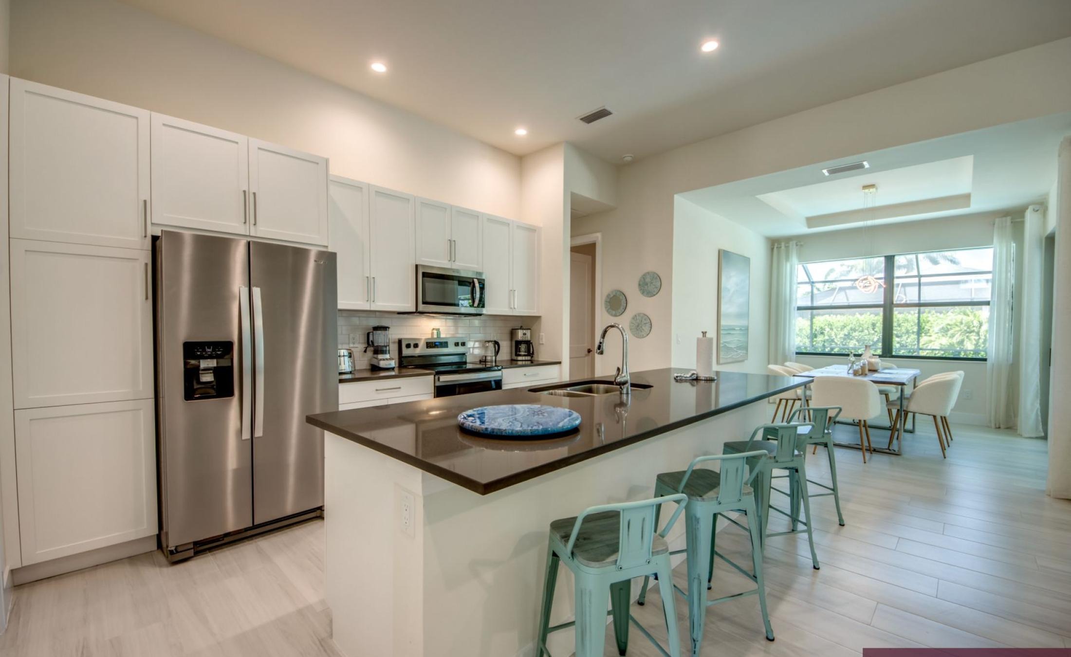 Moderner Neubau in SW Cape Coral mit beheiztem Pool und großzügigem Pooldeck in Westausrichtung.