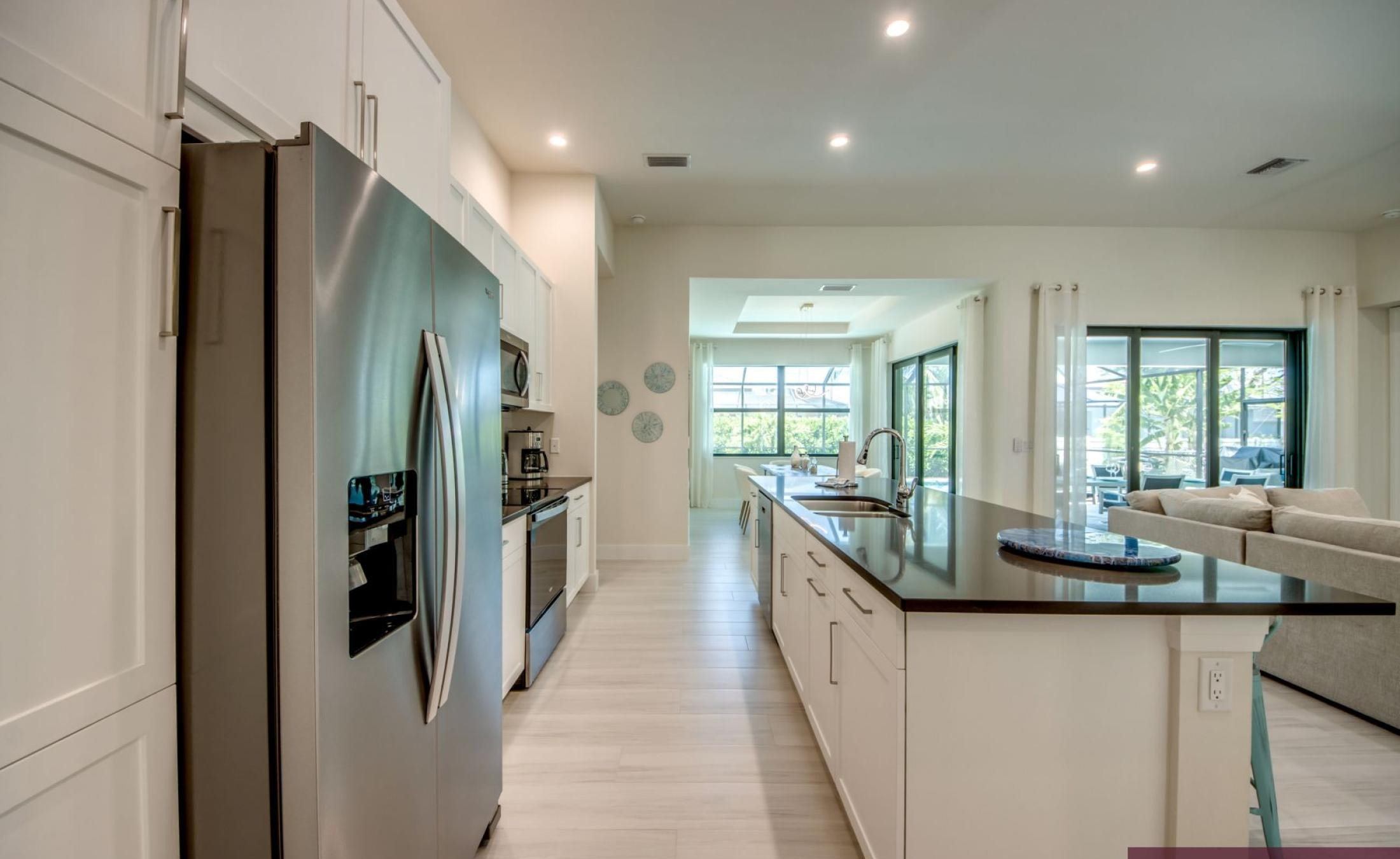 Moderne Neubau-Villa in Cape Coral mit elektrisch beheiztem Pool und großzügigem Pooldeck in Westlage.