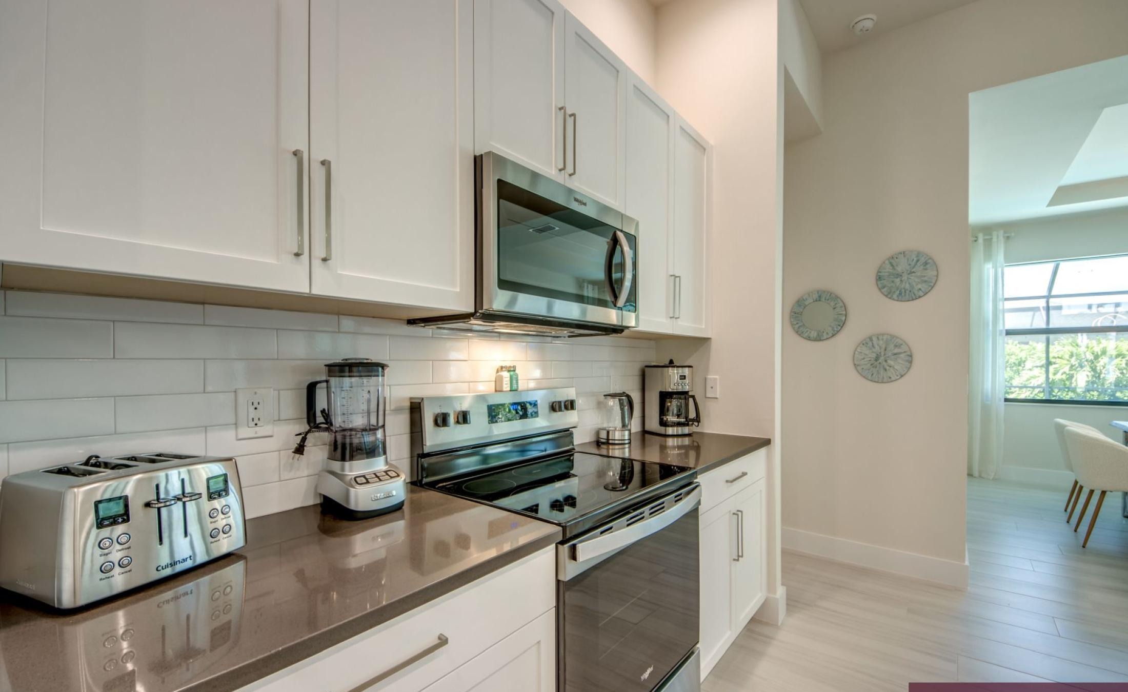 Moderne Villa mit beheiztem Pool und großzügigem Pooldeck bei Sonnenuntergang.