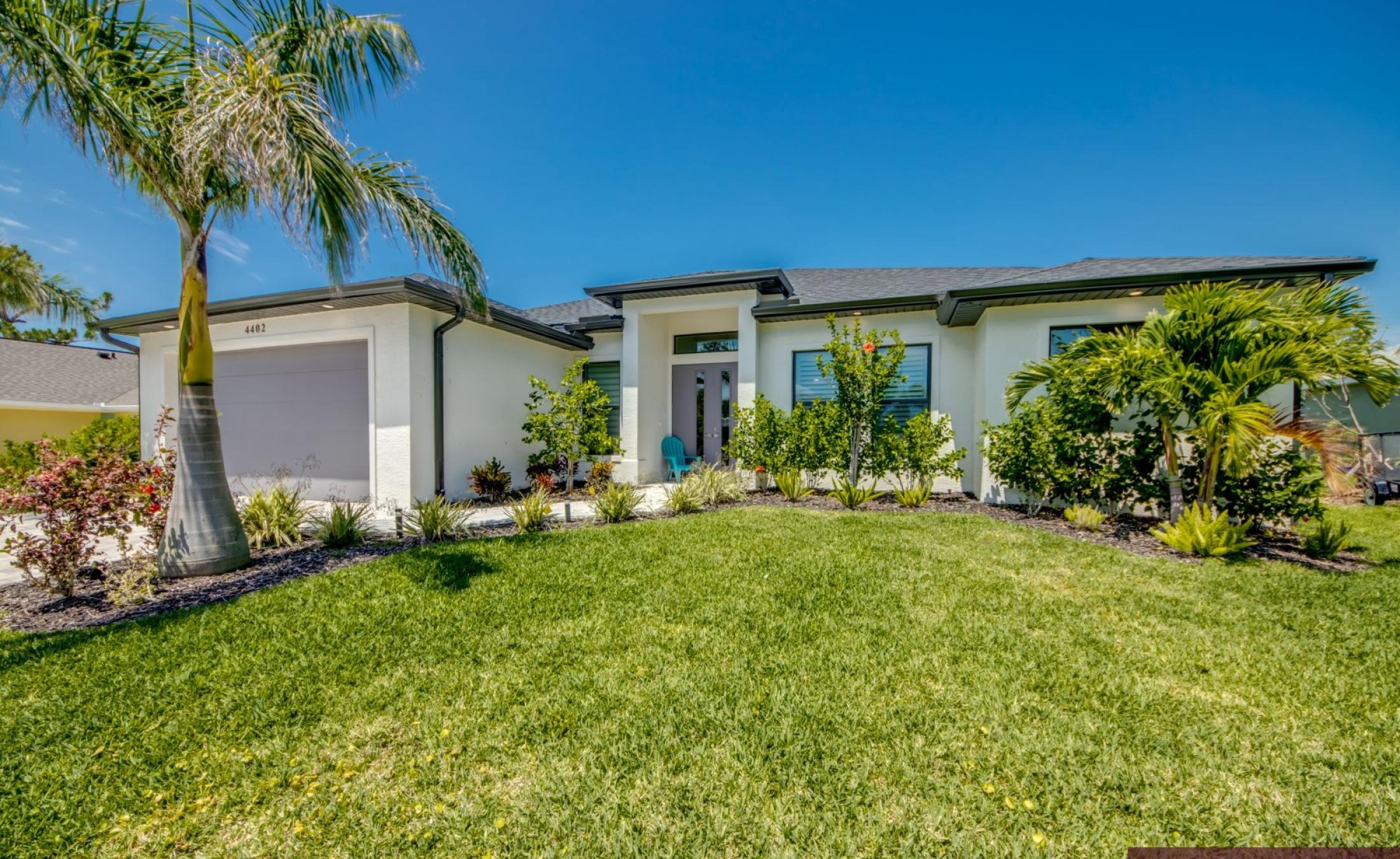 Moderne Neubau-Villa mit beheiztem Pool und großzügigem Pooldeck in Cape Coral.