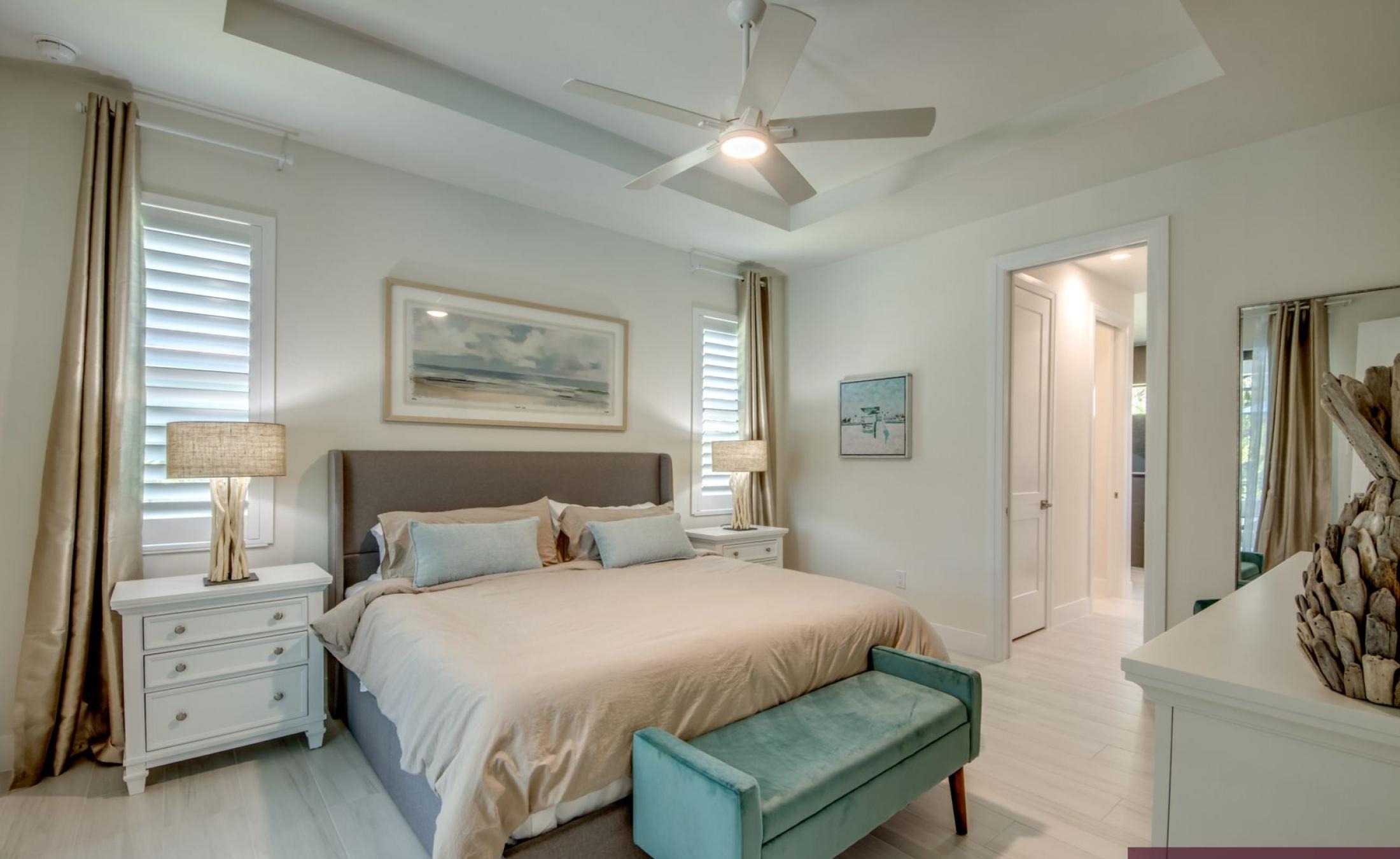 Moderne, lichtdurchflutete Villa mit offenem Wohnbereich und beheiztem Pool in Cape Coral.