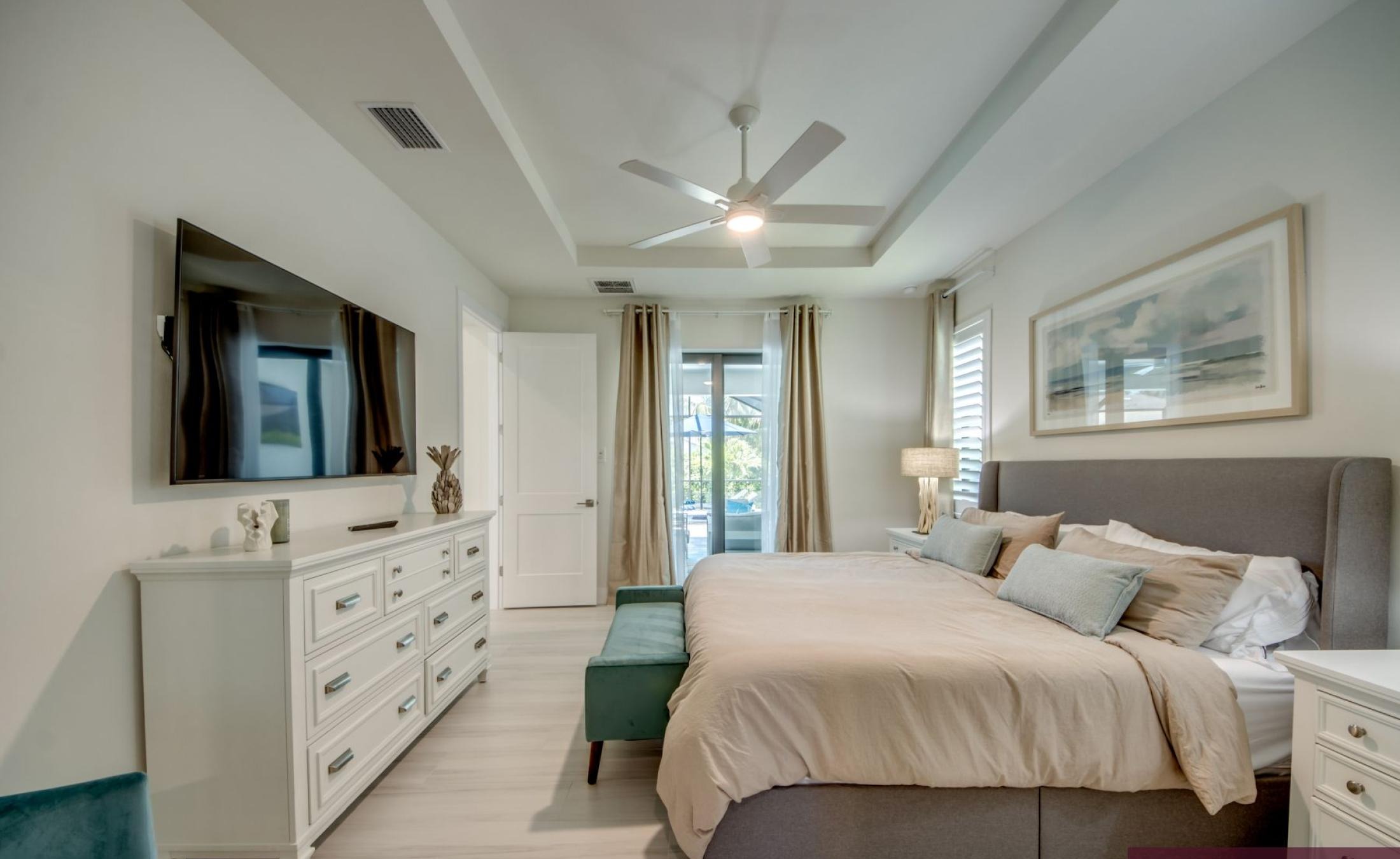 Moderne Neubau-Villa in Cape Coral mit elektrisch beheiztem Pool und großzügigem Pooldeck.