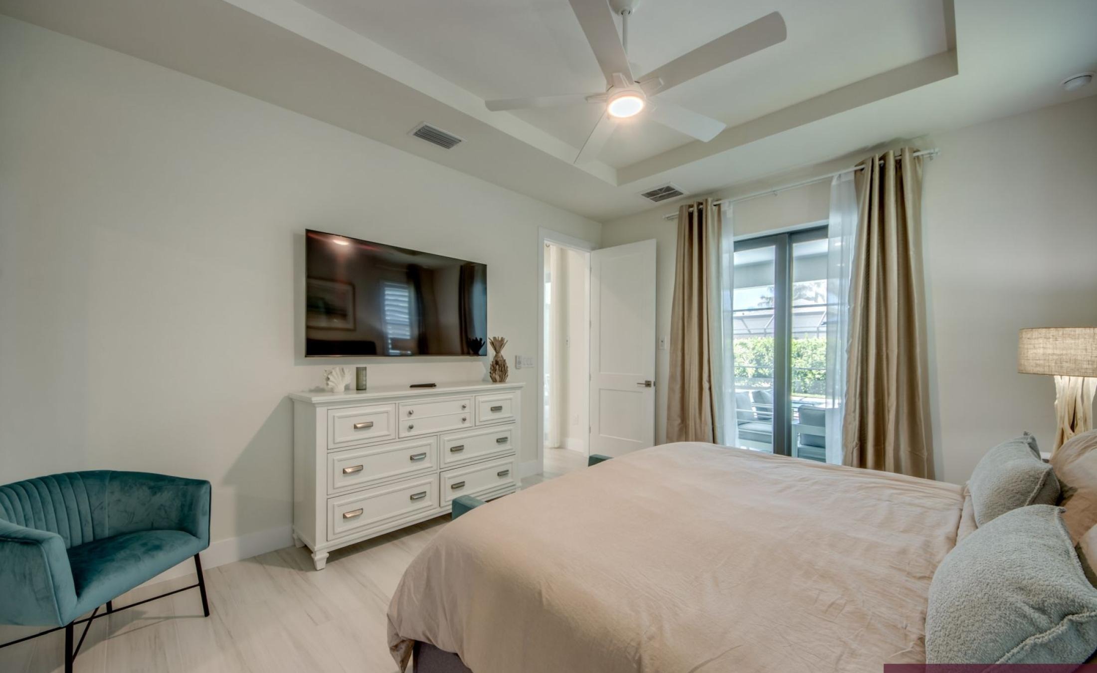 Moderne Neubau-Villa in SW Cape Coral mit beheiztem Pool und großzügigem Pooldeck in Westausrichtung.