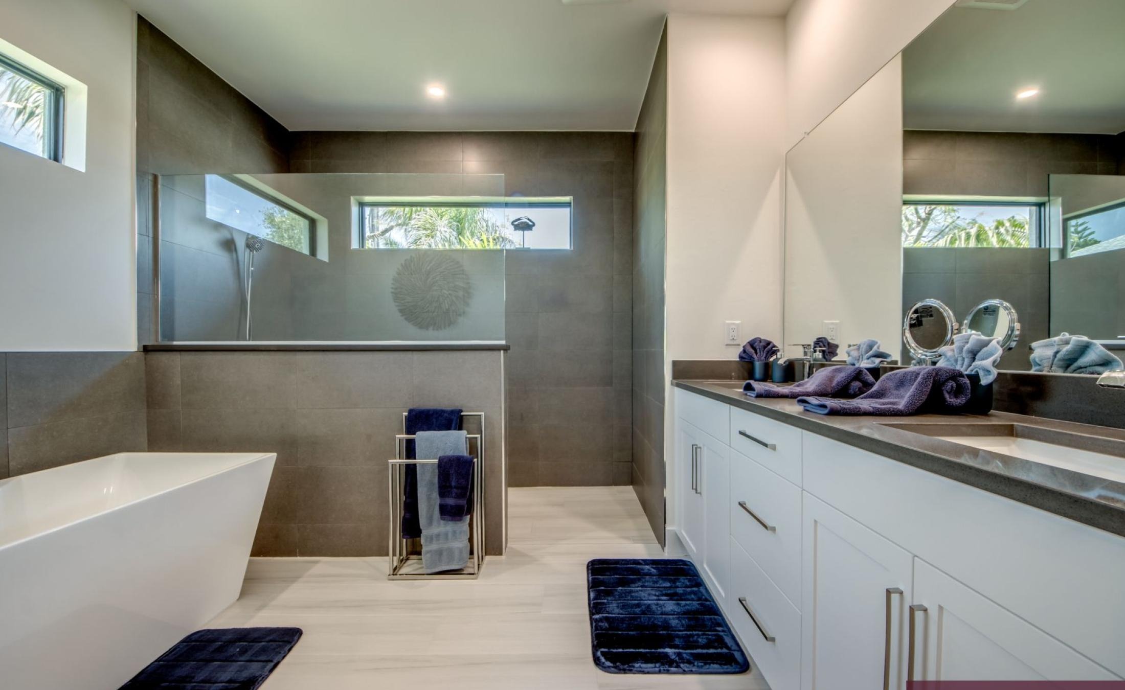 Moderne Neubau-Villa mit beheiztem Pool und großzügigem Pooldeck in SW Cape Coral.