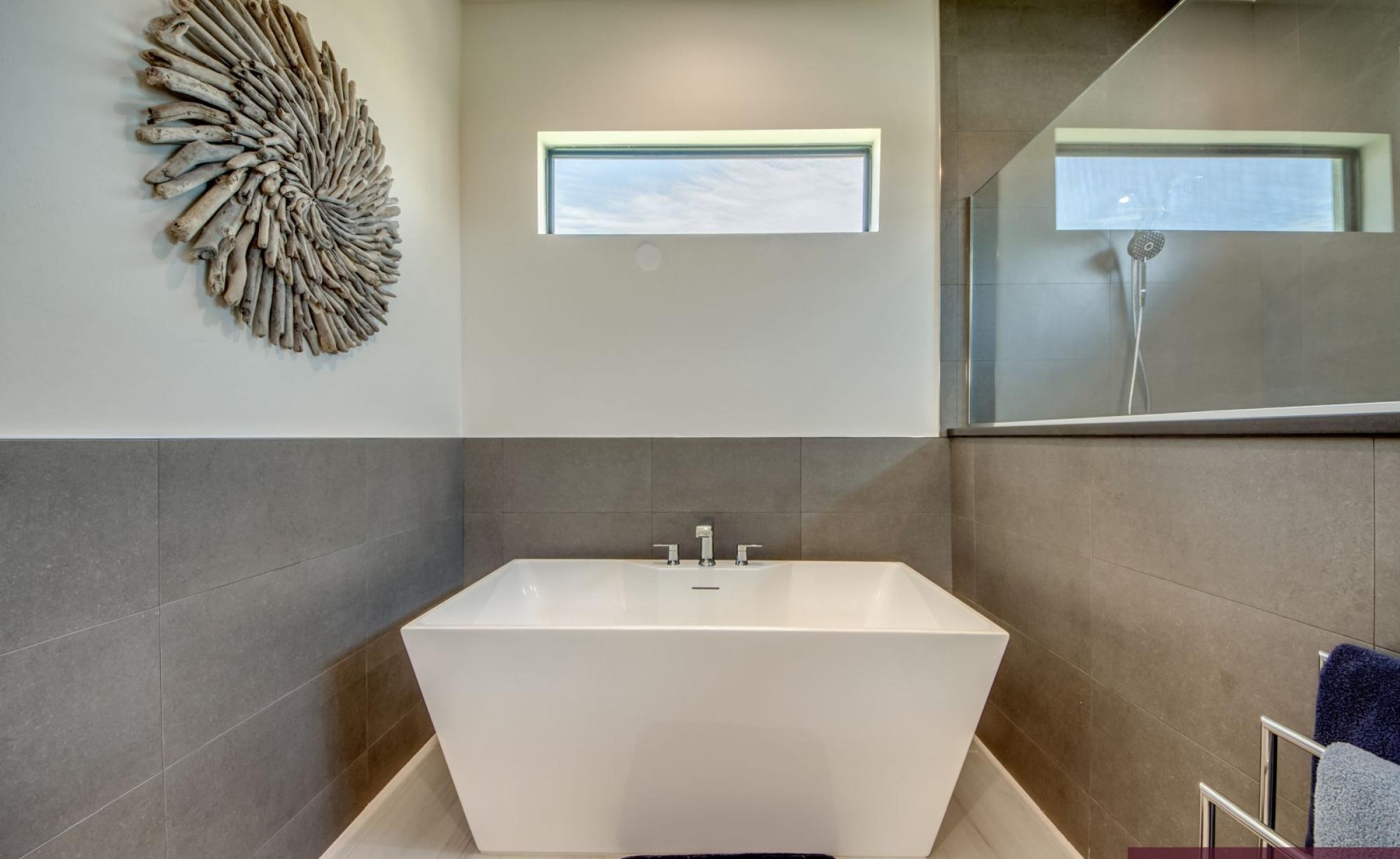 Moderner Wohnbereich mit offener Küche und viel Tageslicht.