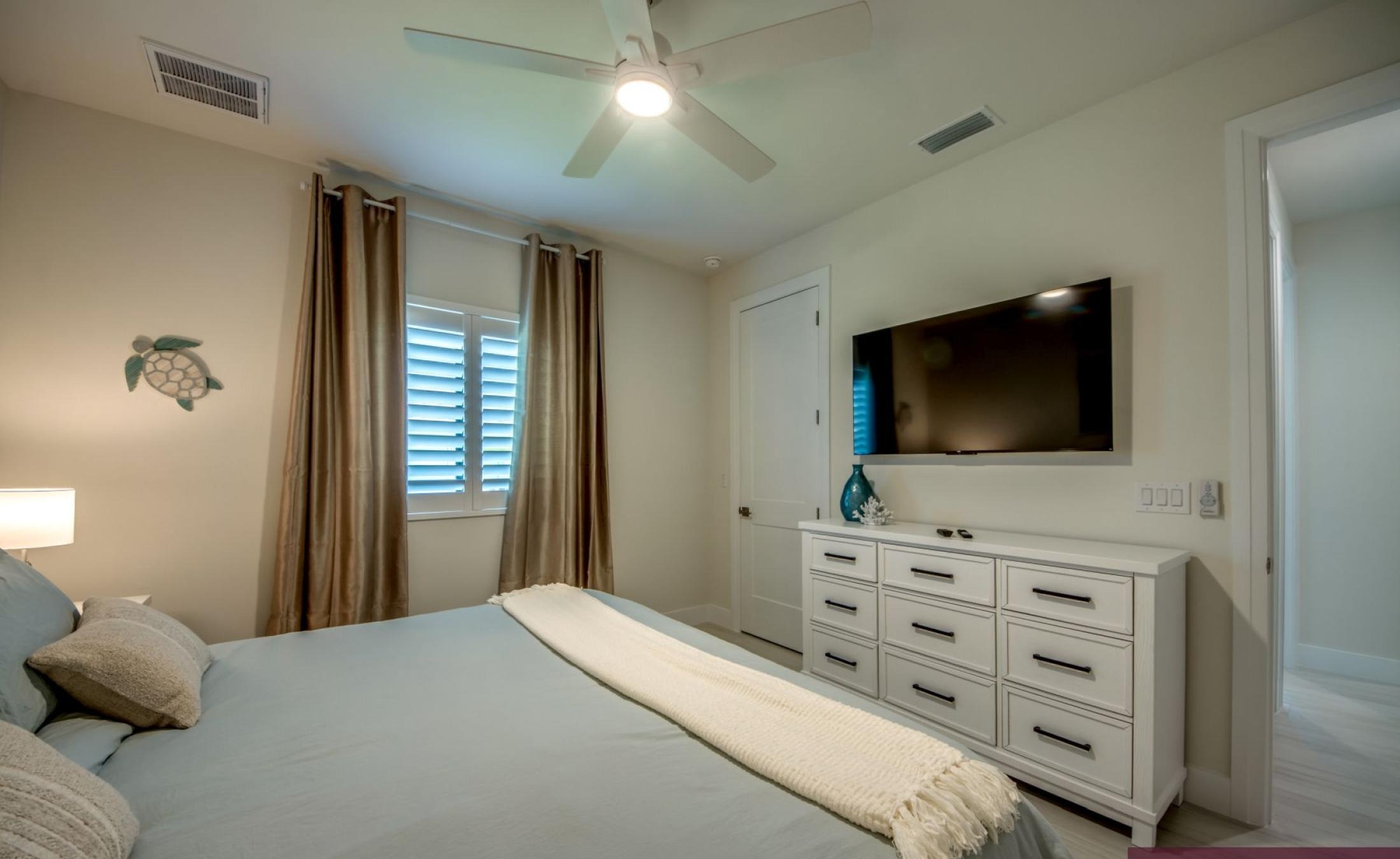 Moderne Neubau-Villa mit beheiztem Pool und großzügigem Pooldeck in Westlage.