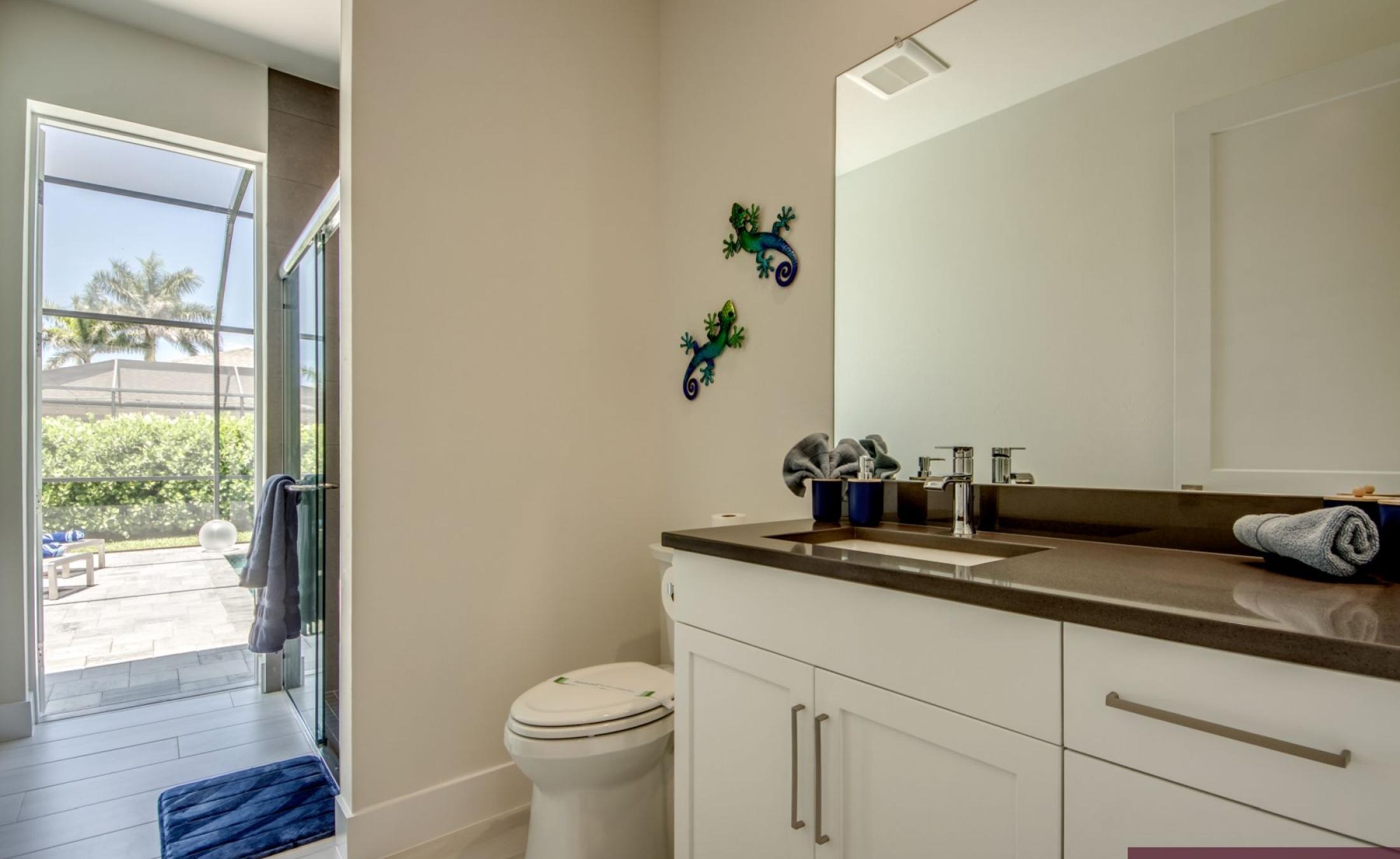 Moderne Neubau-Villa in Cape Coral mit beheiztem Pool und großzügigem Pooldeck bei Sonnenuntergang.