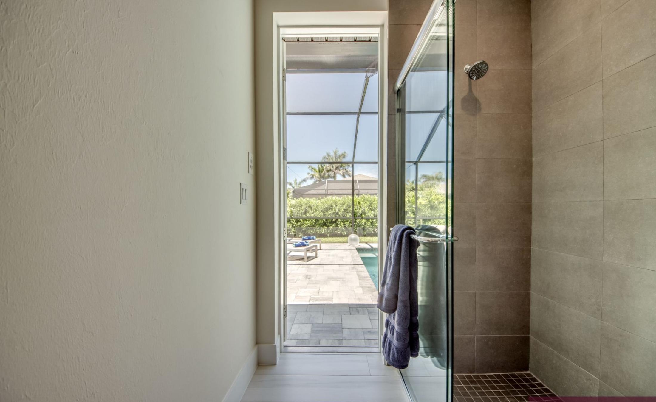 Moderne Neubau-Villa mit beheiztem Pool und großzügigem Pooldeck in Cape Coral.