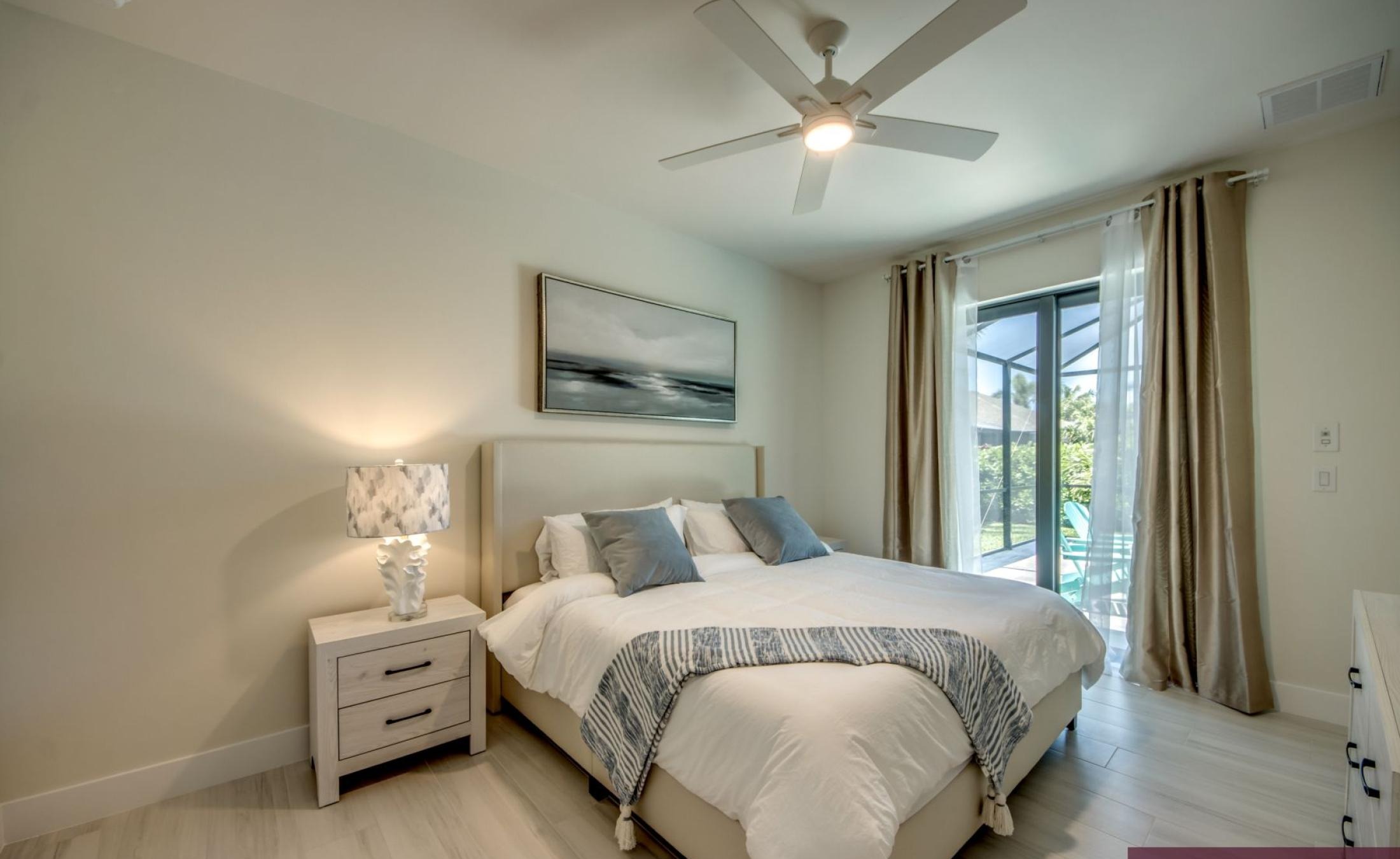 Moderne Neubau-Villa mit beheiztem Pool und großzügigem Pooldeck bei Sonnenuntergang.