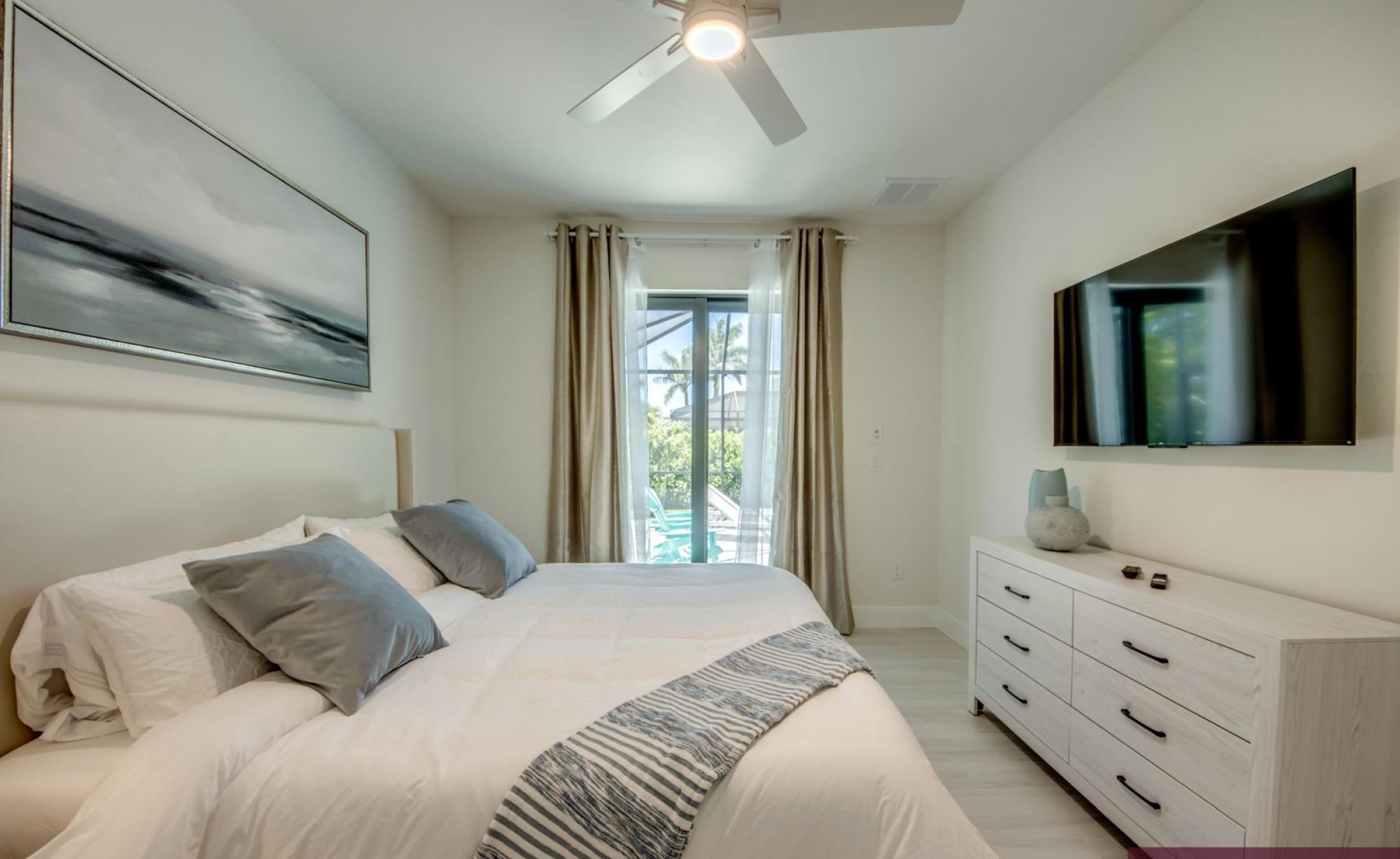 Moderne Neubau-Villa in SW Cape Coral mit elektrisch beheiztem Pool und großem Pooldeck bei Sonnenuntergang.