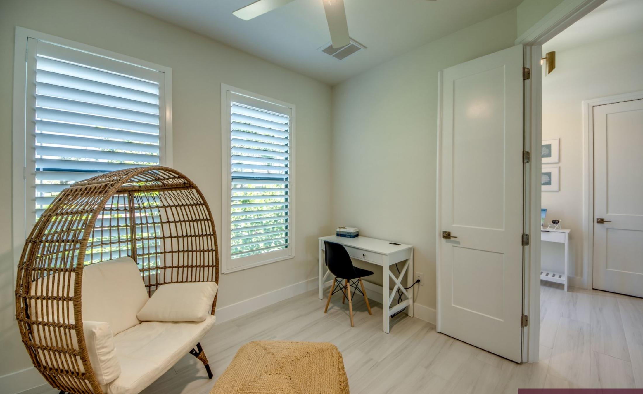 Moderner Neubau mit beheiztem Pool und großzügigem Pooldeck in Sunset-Ausrichtung.