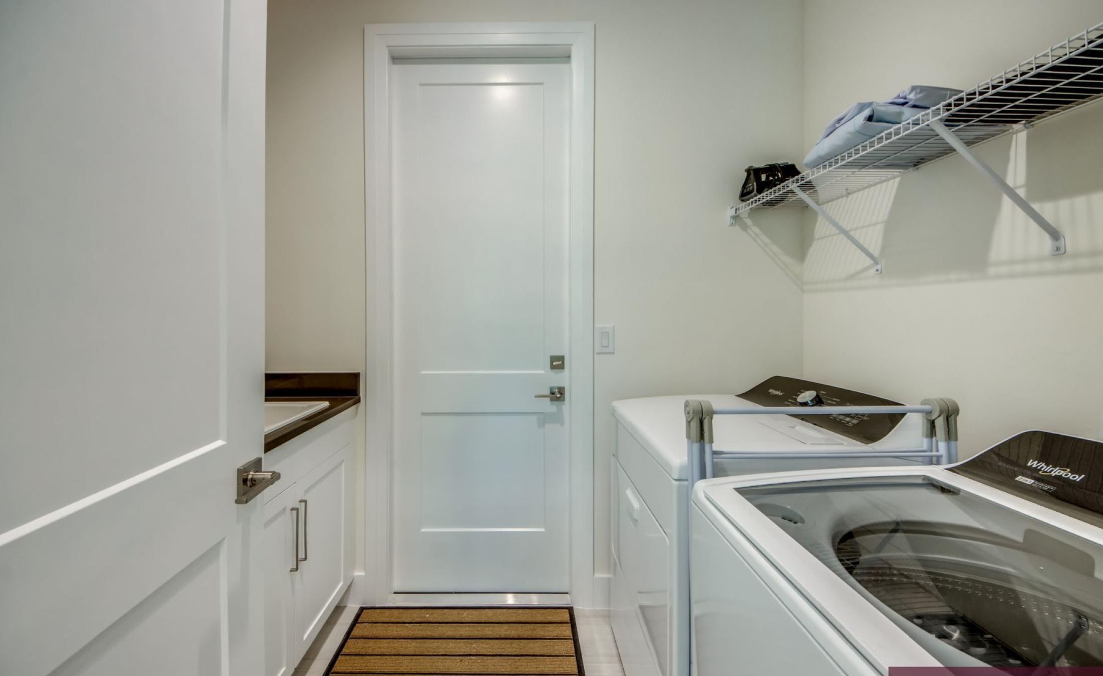 Moderne Neubau-Villa mit beheiztem Pool und großzügigem Pooldeck in Cape Coral.