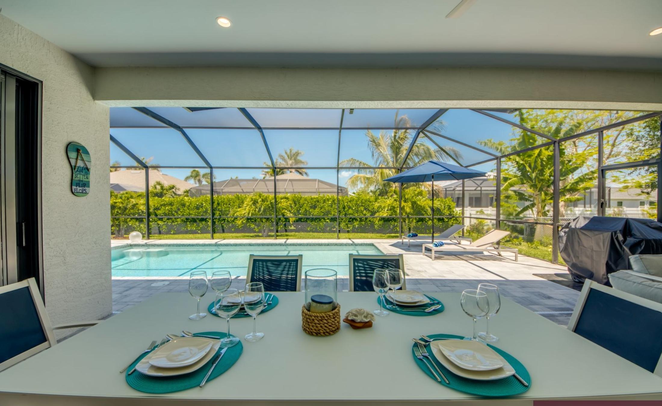 Moderne Neubau-Villa mit beheiztem Pool und großzügigem Pooldeck in Cape Coral.