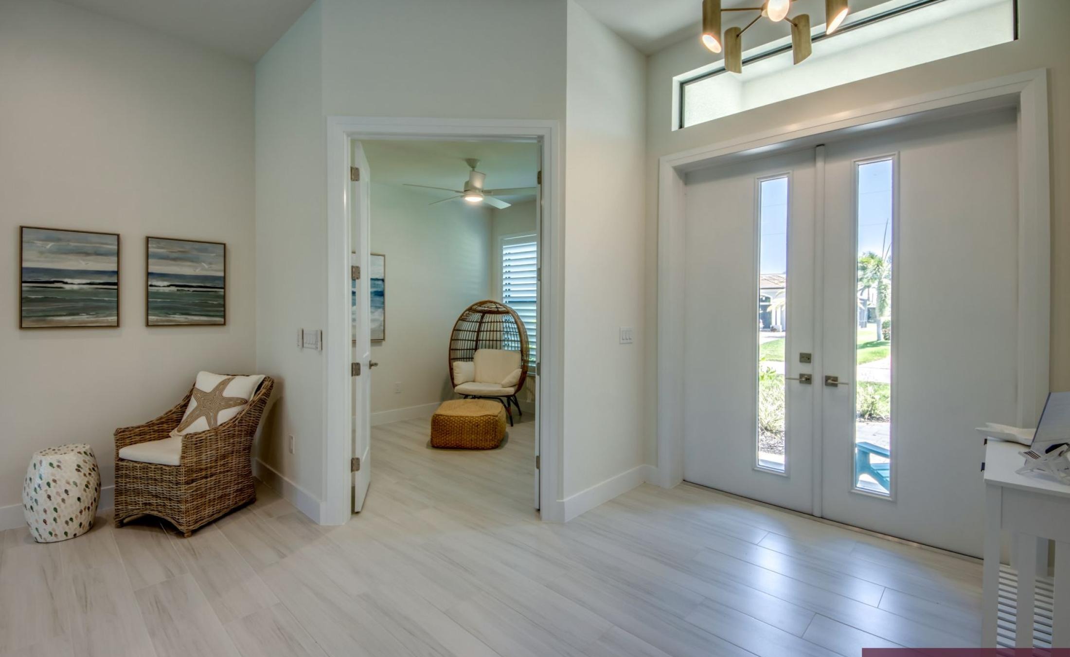 Moderne Neubau-Villa mit beheiztem Pool und großzügigem Pooldeck in SW Cape Coral.