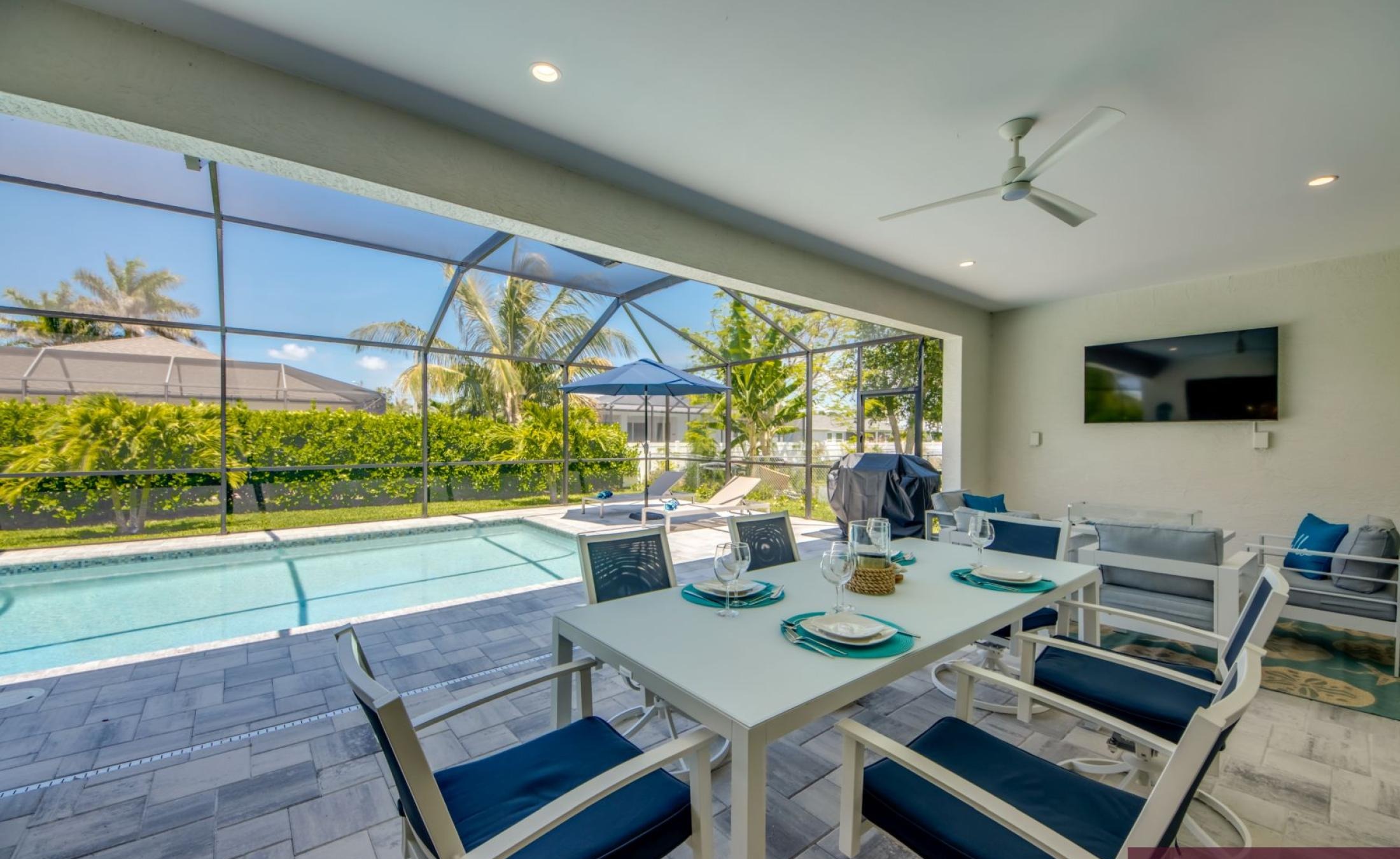 Moderner Wohnbereich mit offener Küche und großen Fensterfronten.