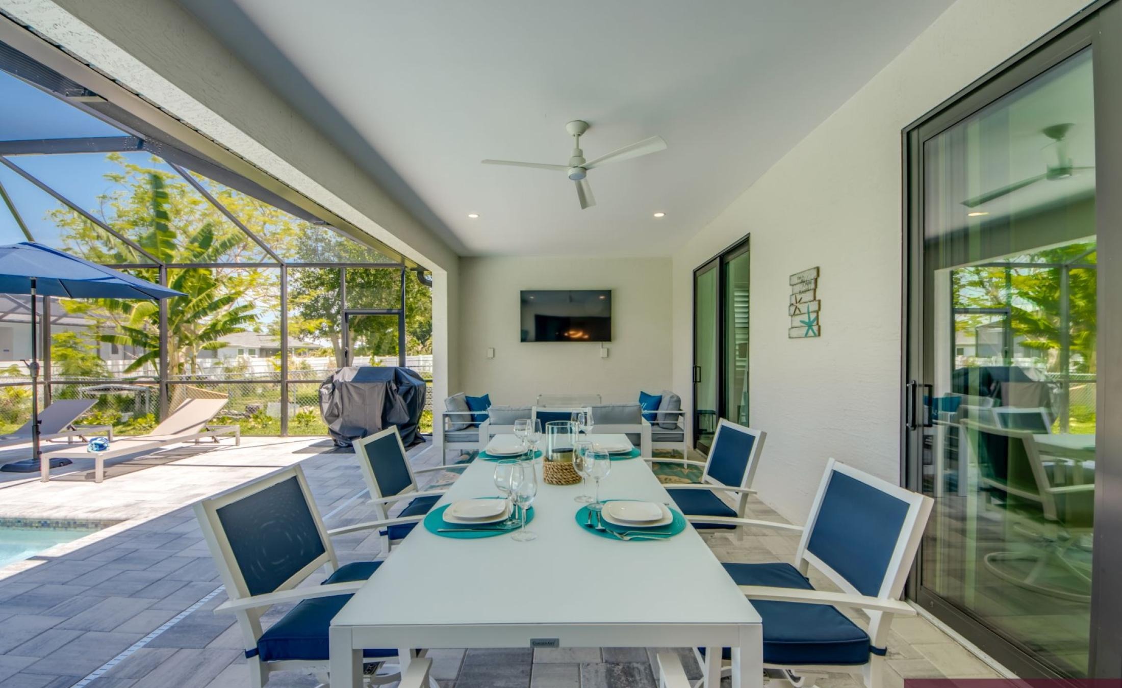 Moderne Neubau-Villa in SW Cape Coral mit beheiztem Pool und großzügigem Pooldeck.