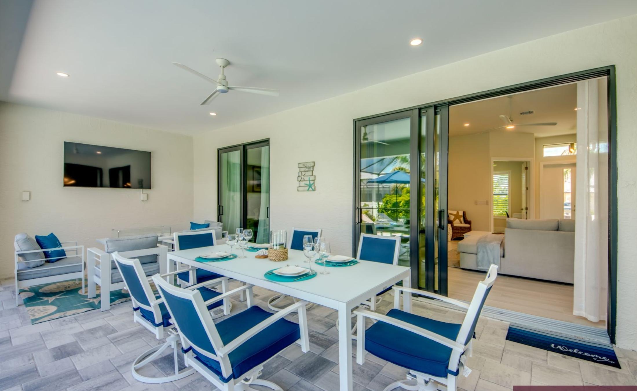 Moderne Neubau-Villa mit beheiztem Pool und großzügigem Pooldeck bei Sonnenuntergang.