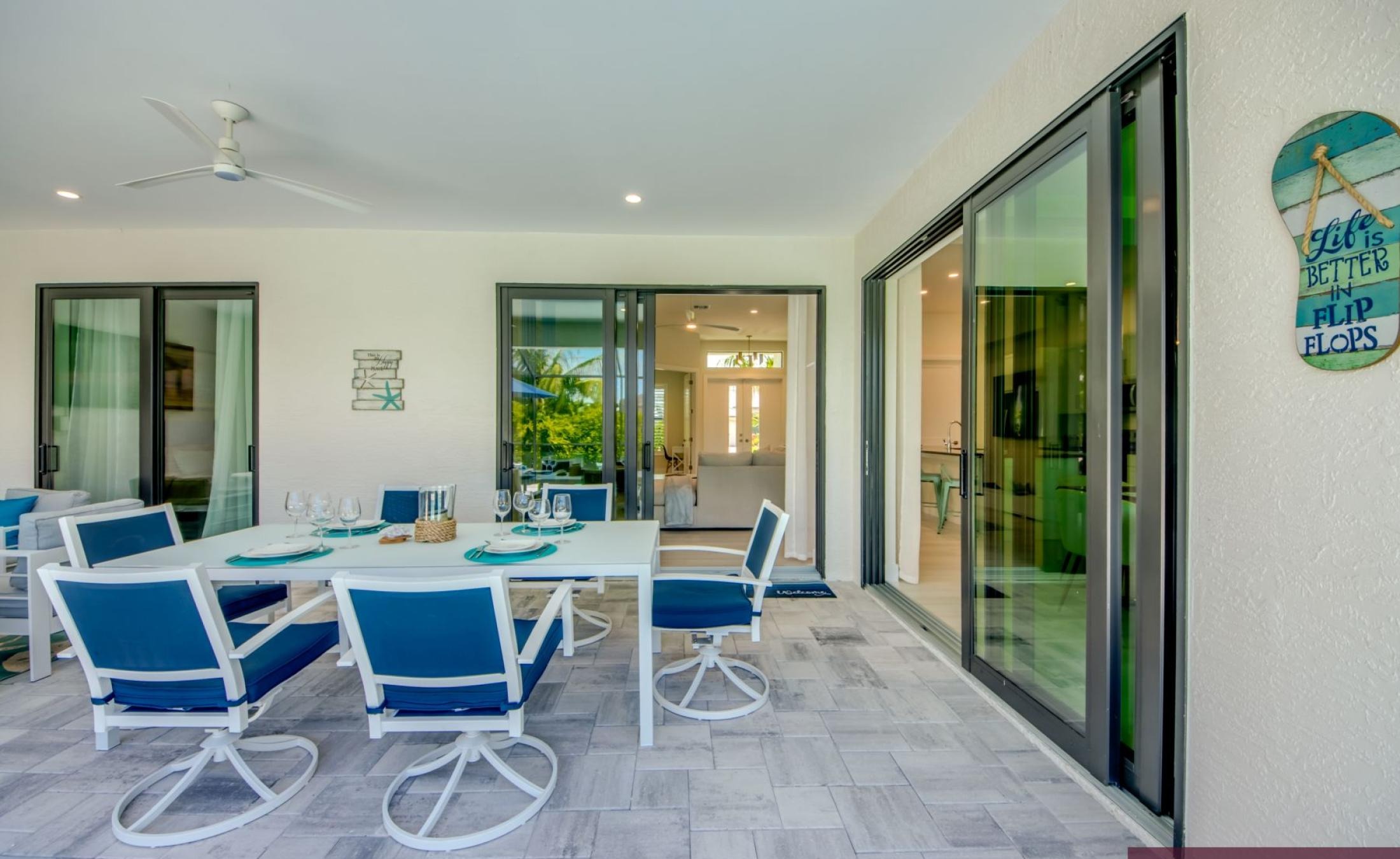 Moderne Neubau-Villa mit beheiztem Pool und großzügigem Pooldeck bei Sonnenuntergang.